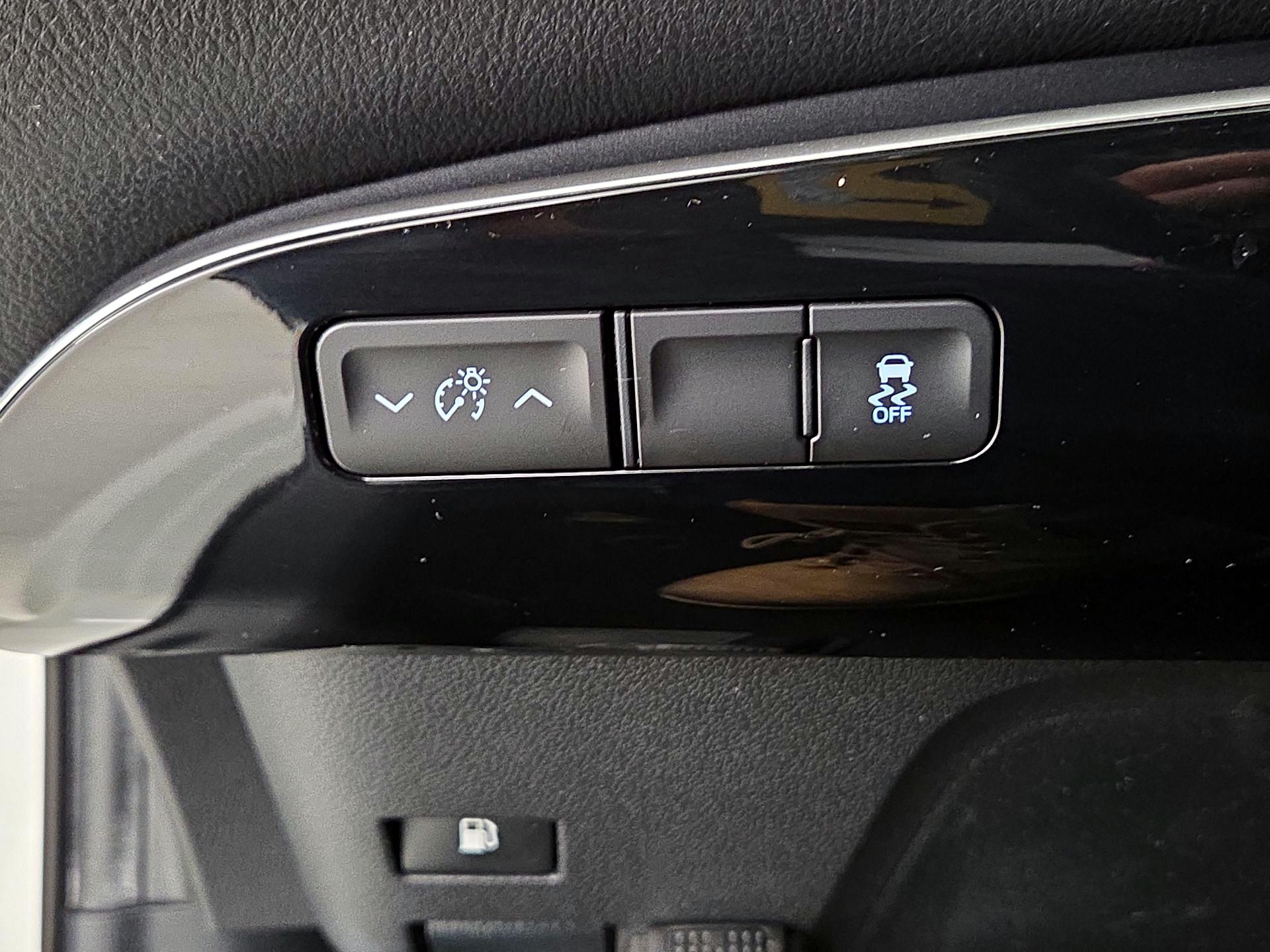 Thumbnail: 2016 Toyota Prius - 13