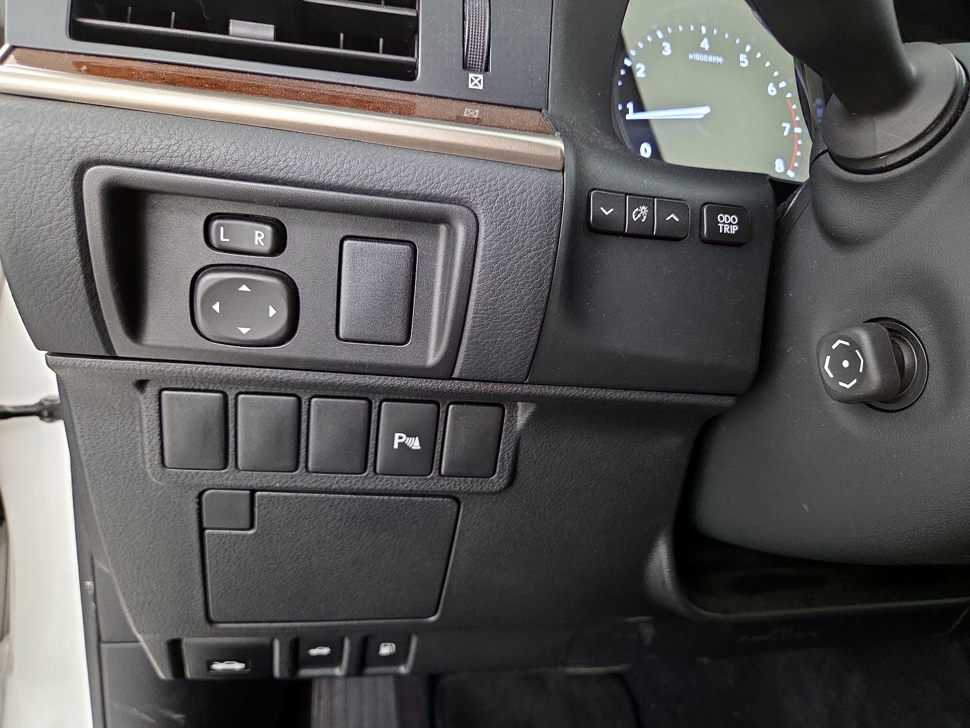 Thumbnail: 2014 Lexus ES - 13