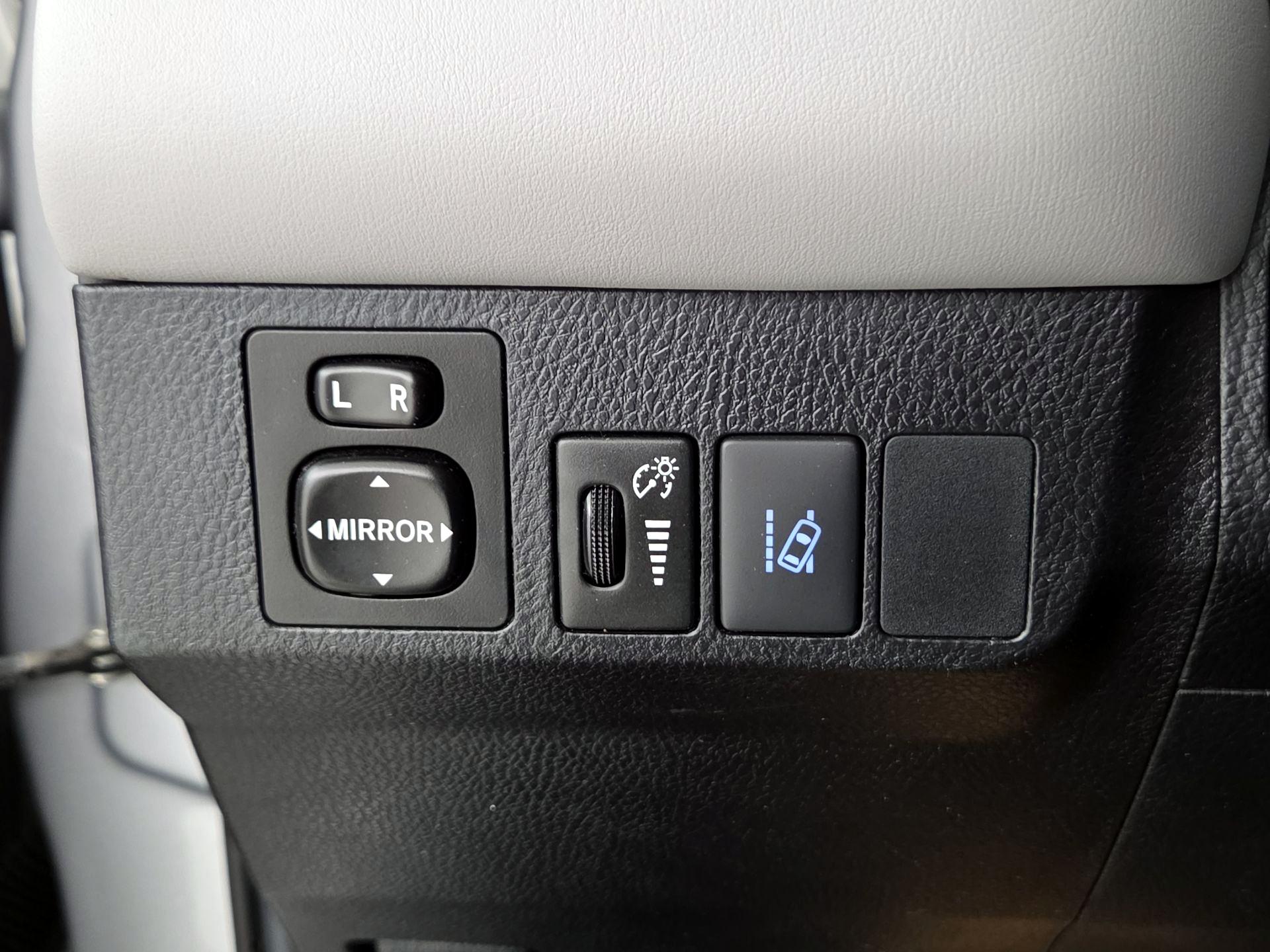 Thumbnail: 2018 Toyota RAV4 - 13