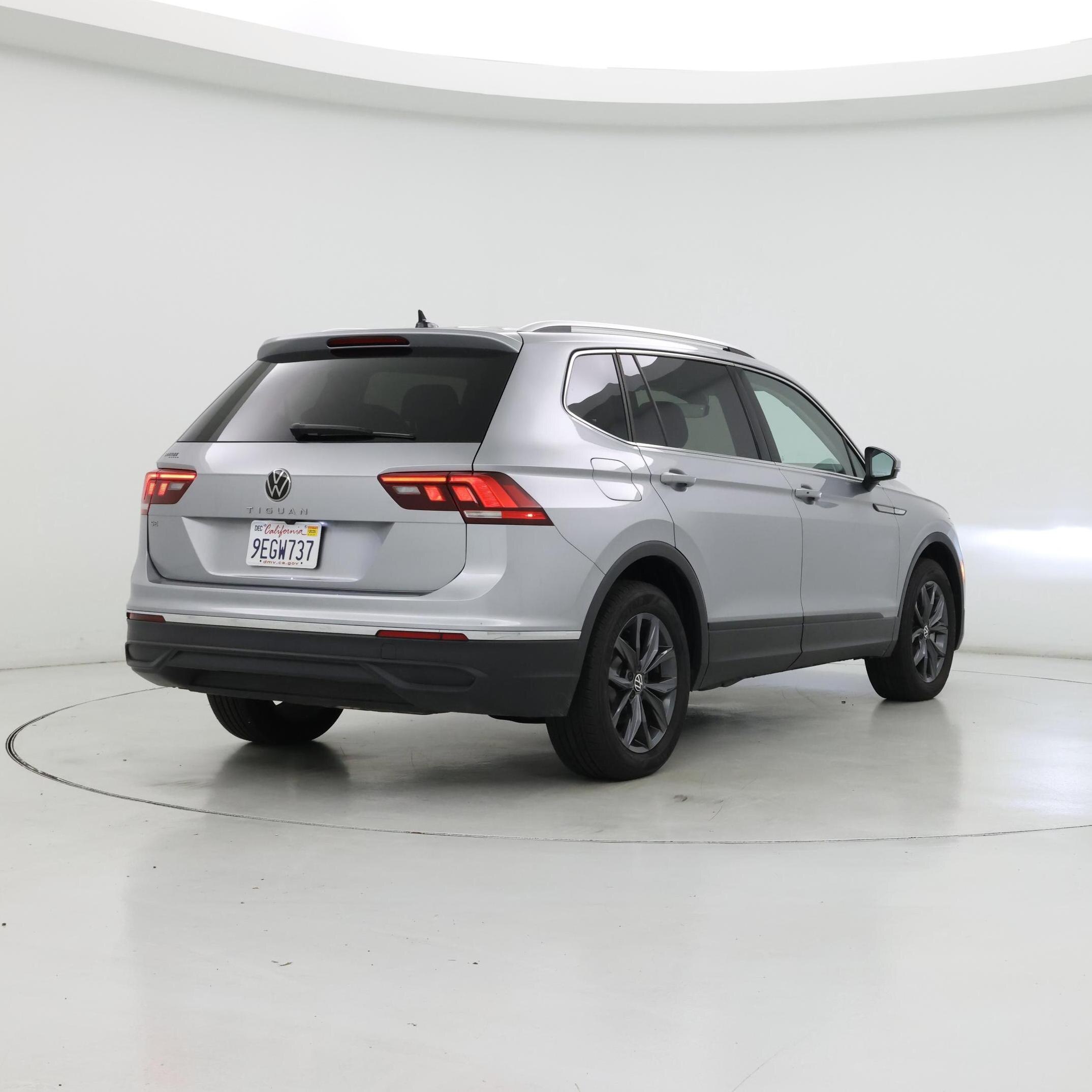 Thumbnail: 2022 Volkswagen Tiguan - 8