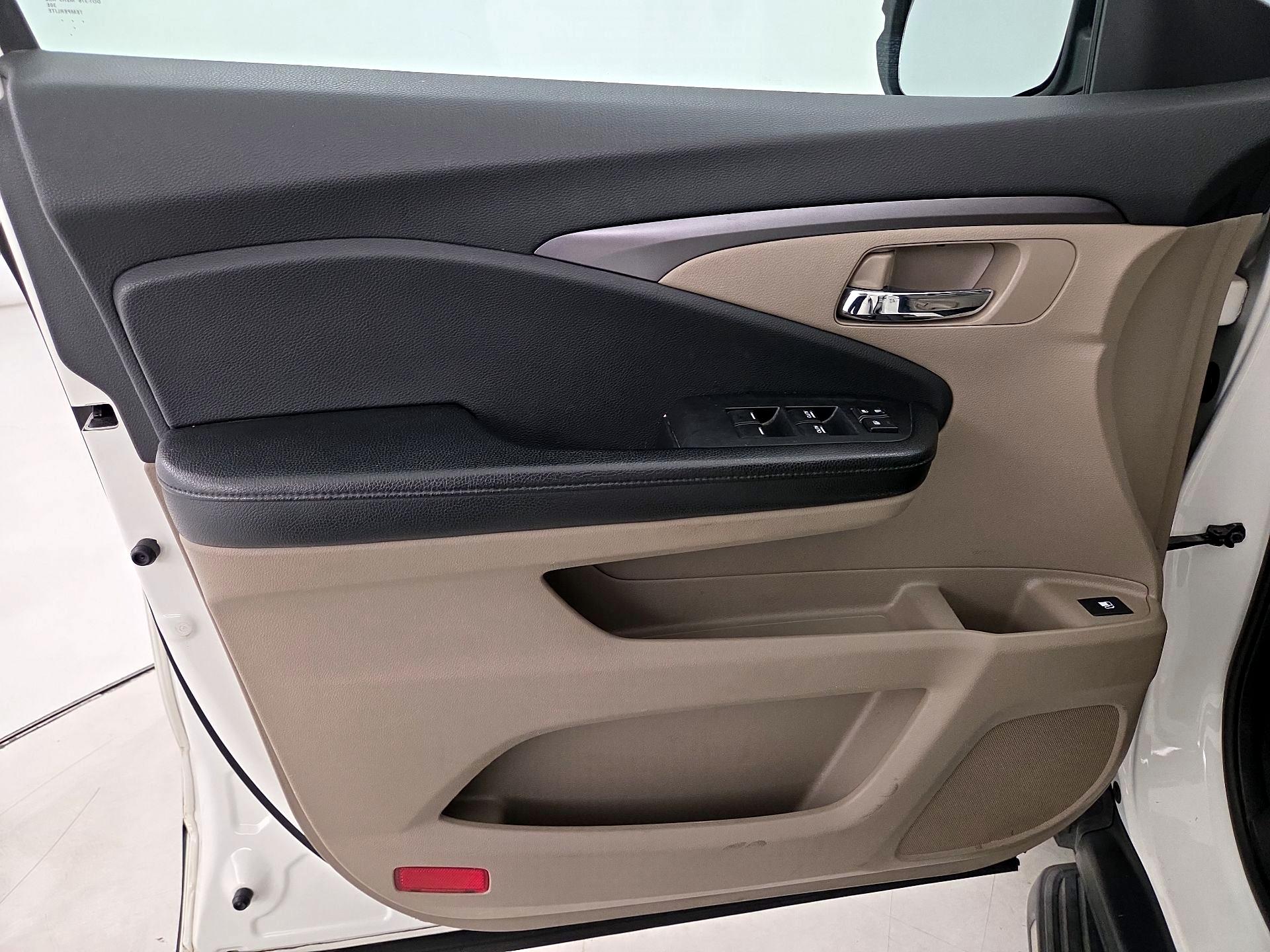Thumbnail: 2017 Honda Pilot - 12