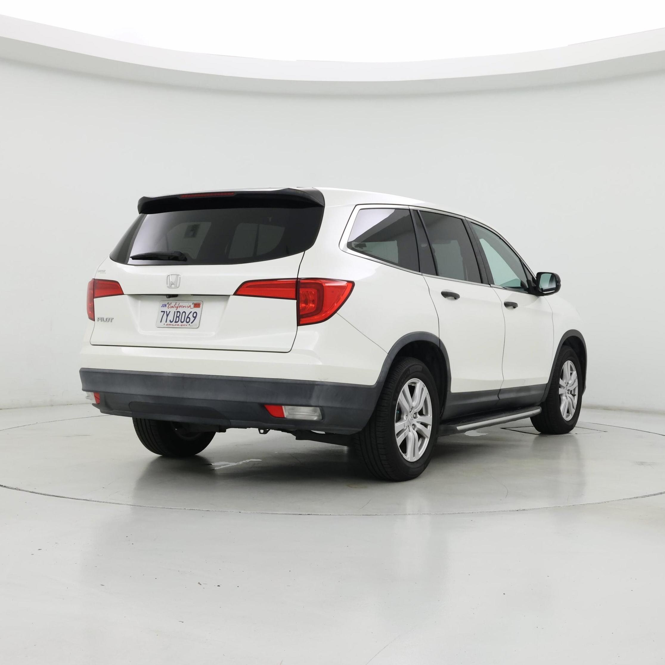 Thumbnail: 2017 Honda Pilot - 8