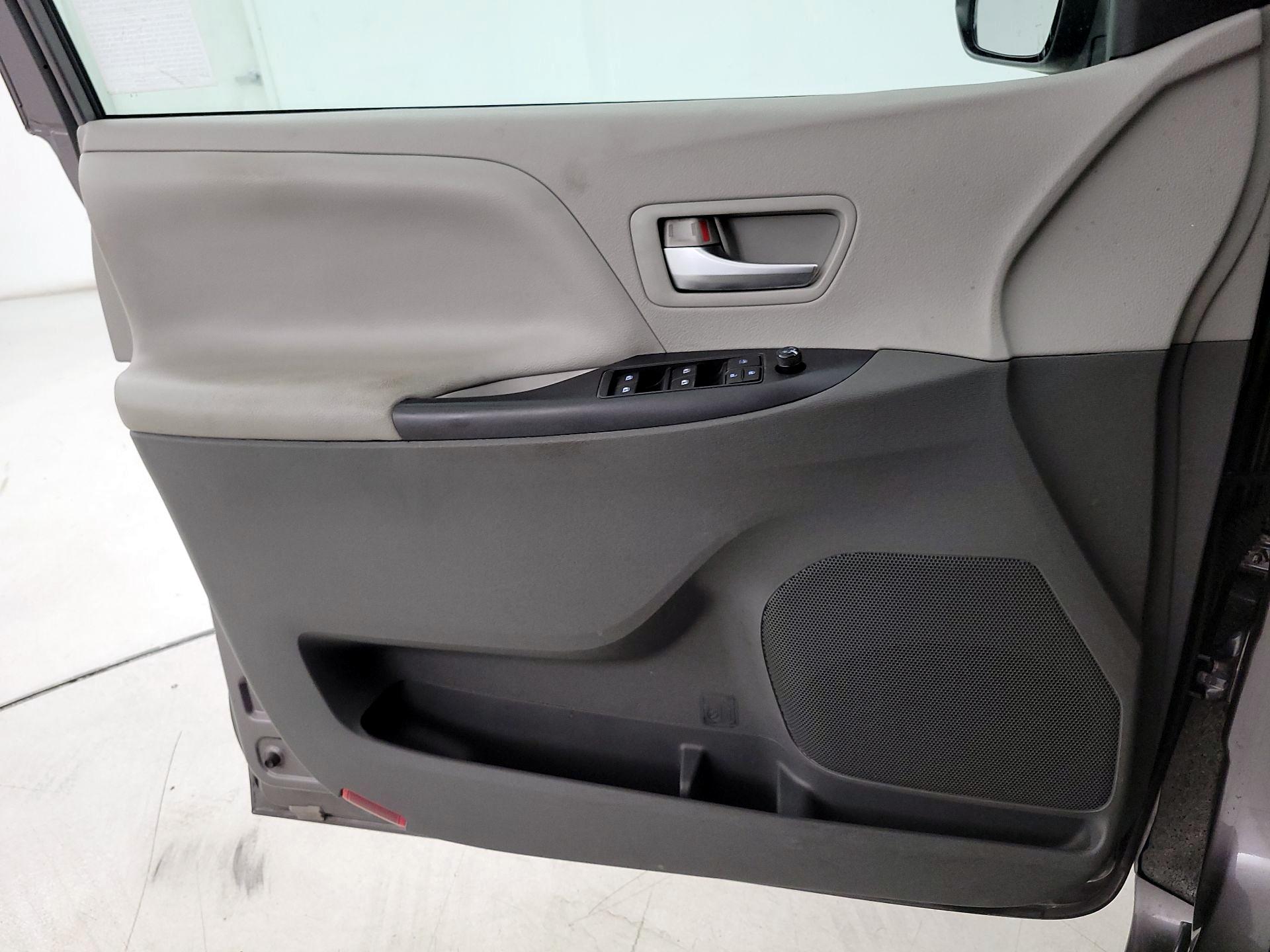 Thumbnail: 2020 Toyota Sienna - 12