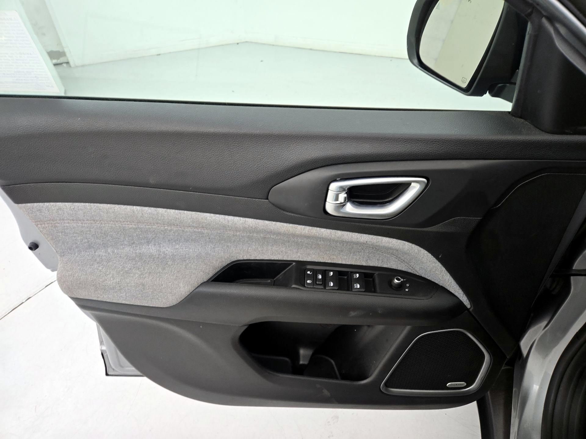 Thumbnail: 2022 Jeep Compass - 12