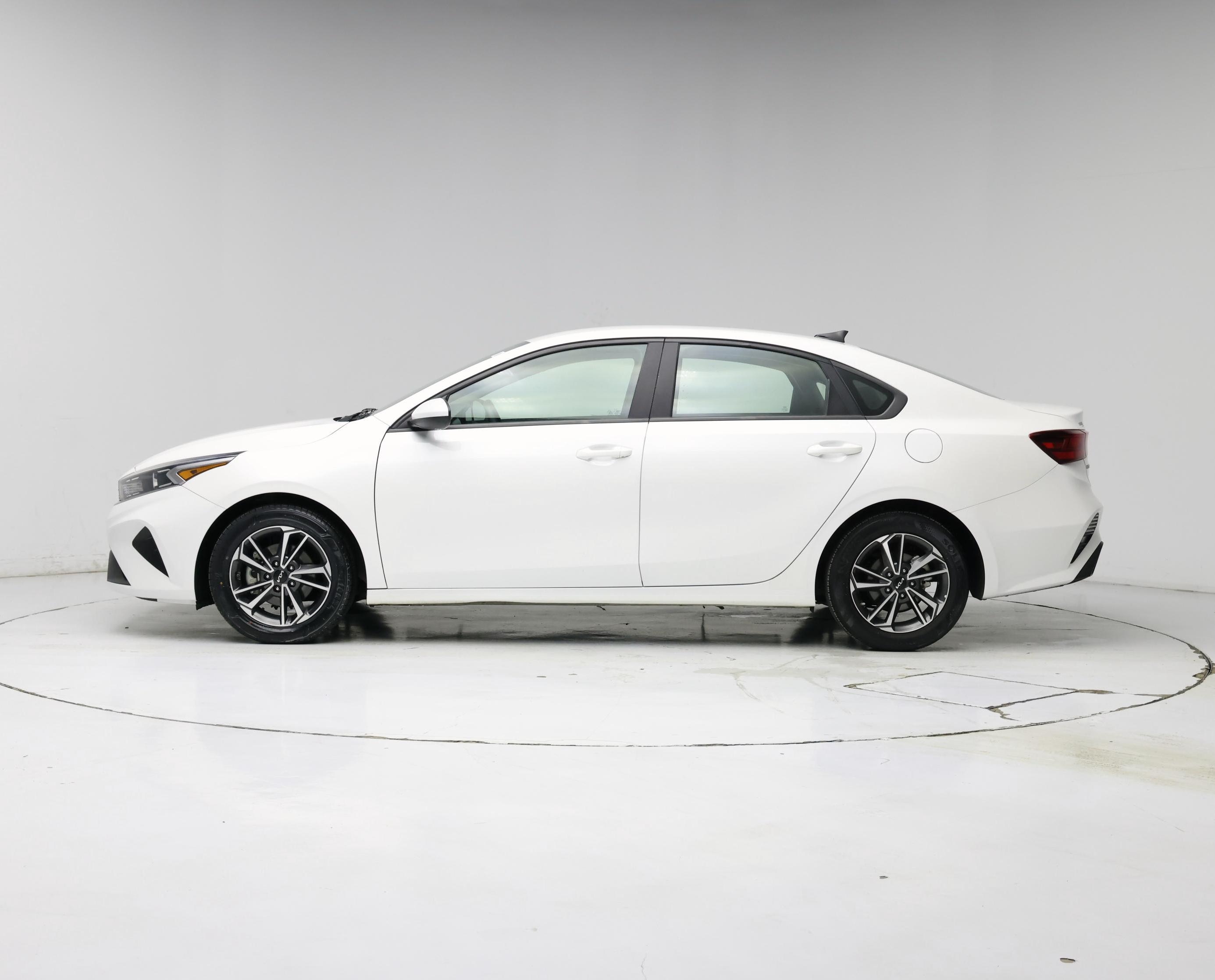 Thumbnail: 2022 Kia Forte - 3