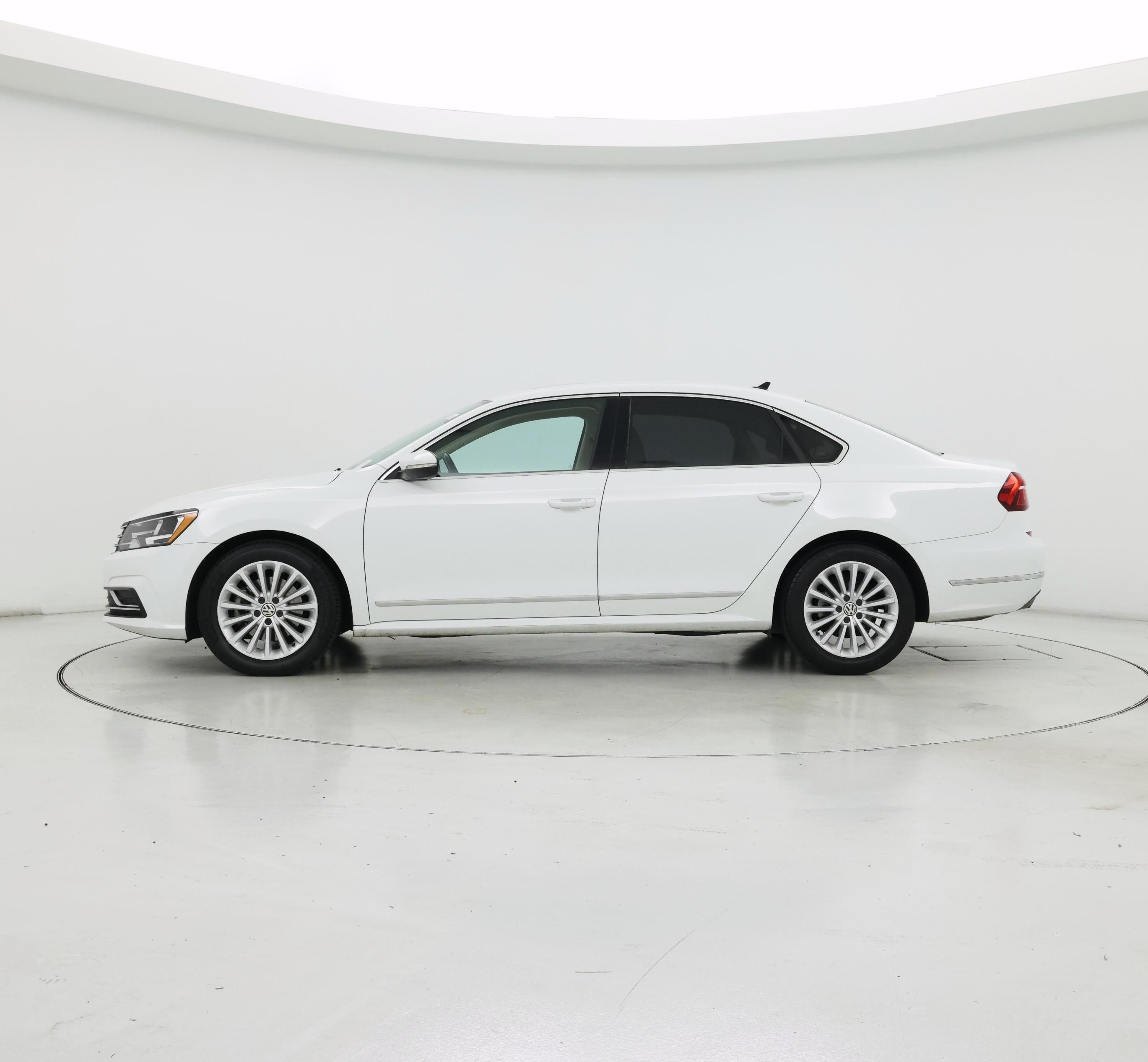 Thumbnail: 2017 Volkswagen Passat - 3
