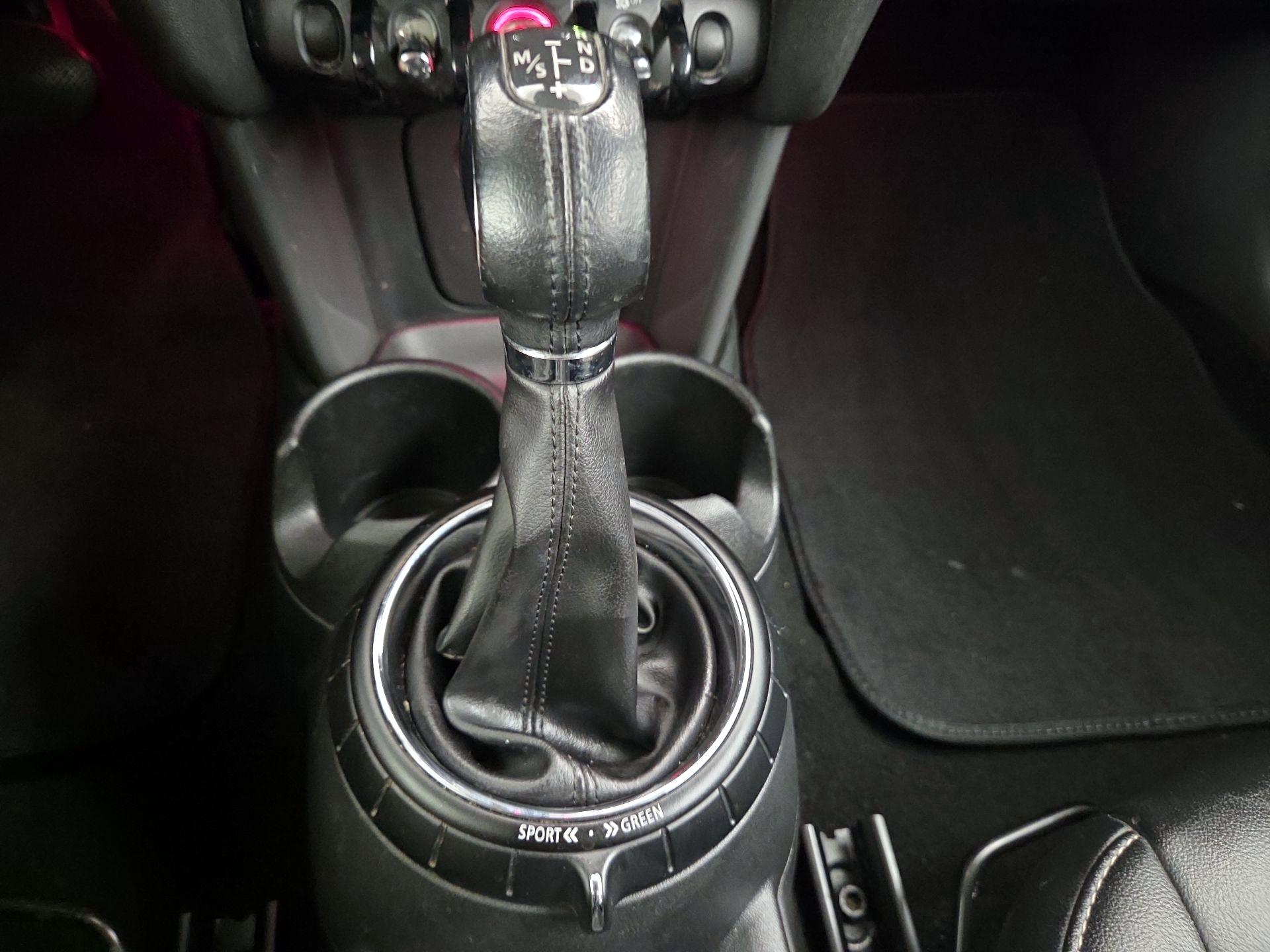 Thumbnail: 2015 MINI Cooper Hardtop - 16