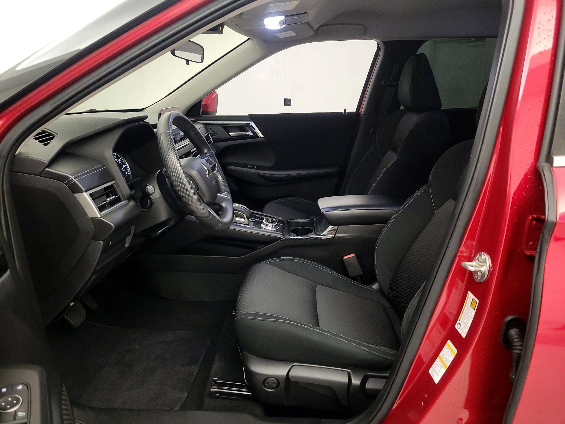 Thumbnail: 2022 Mitsubishi Outlander - 11