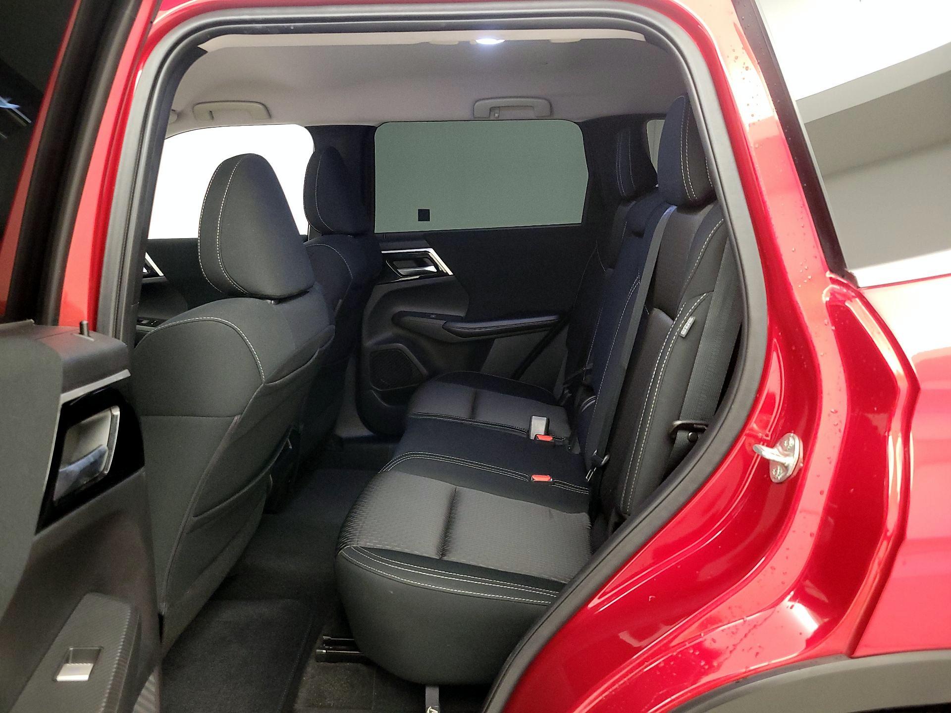 Thumbnail: 2022 Mitsubishi Outlander - 19