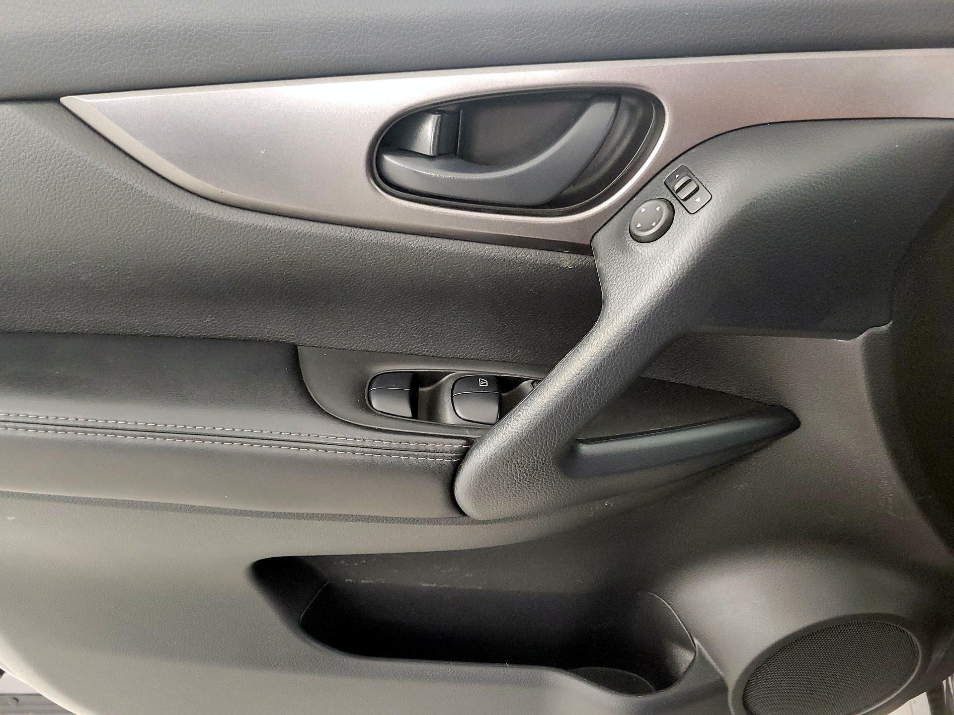 Thumbnail: 2022 Nissan Rogue Sport - 12