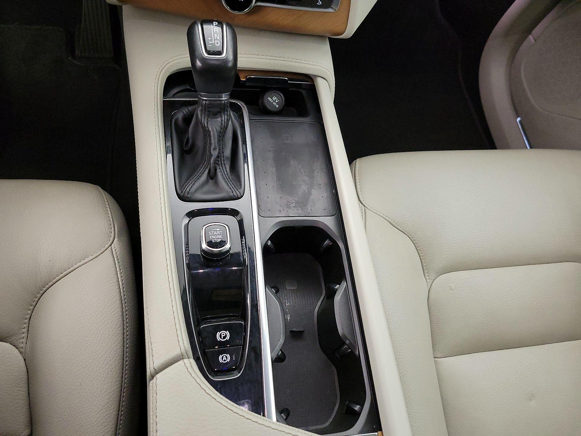 Thumbnail: 2022 Volvo XC90 - 17