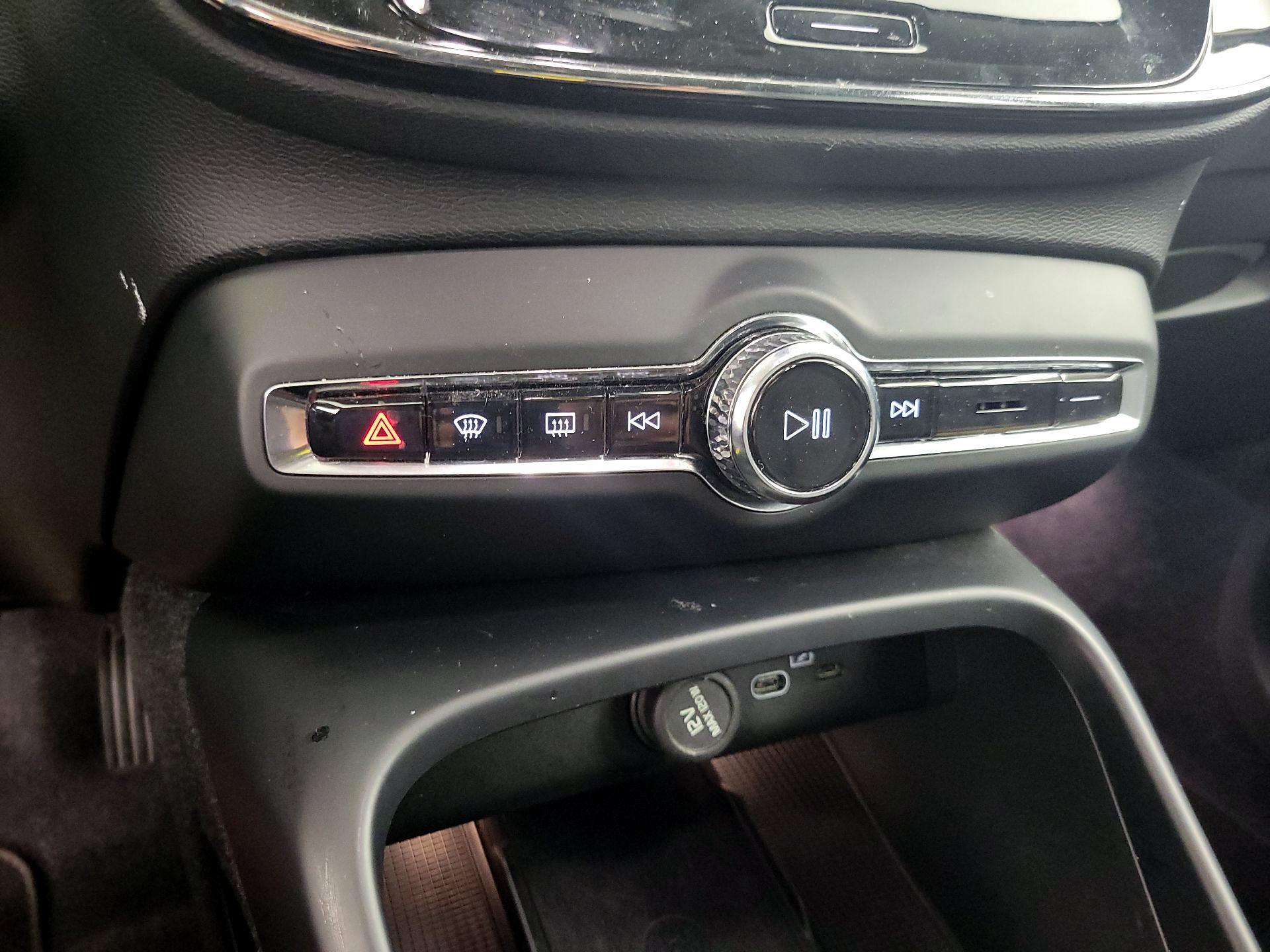 Thumbnail: 2024 Volvo XC40 - 17