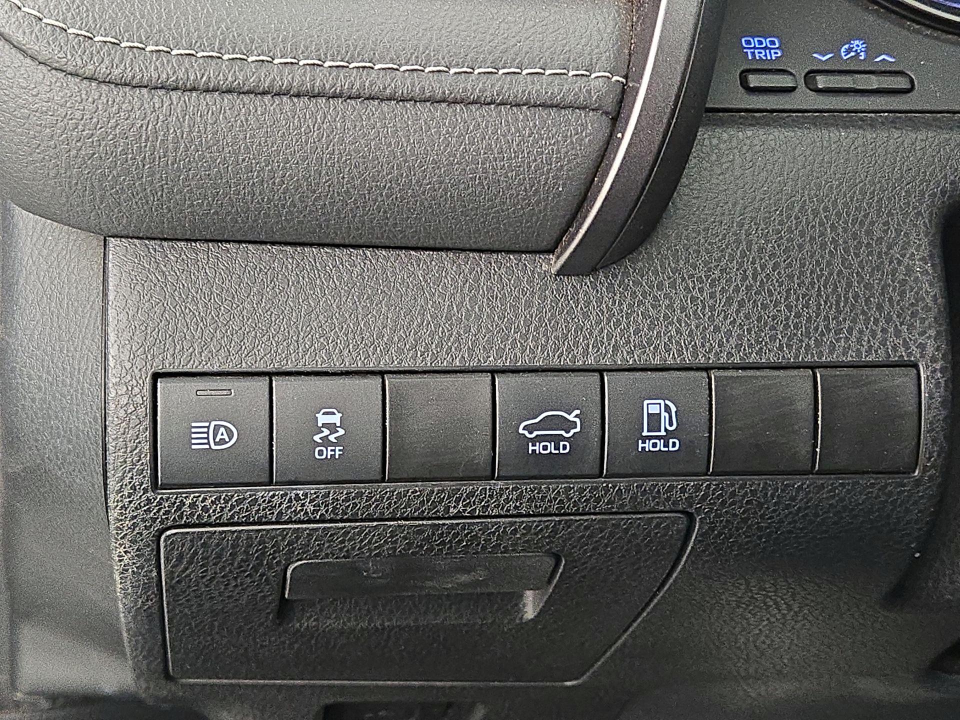 Thumbnail: 2022 Toyota Camry - 13