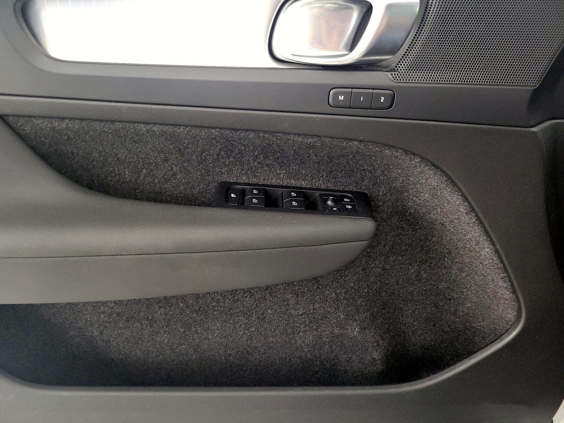 Thumbnail: 2023 Volvo XC40 - 12