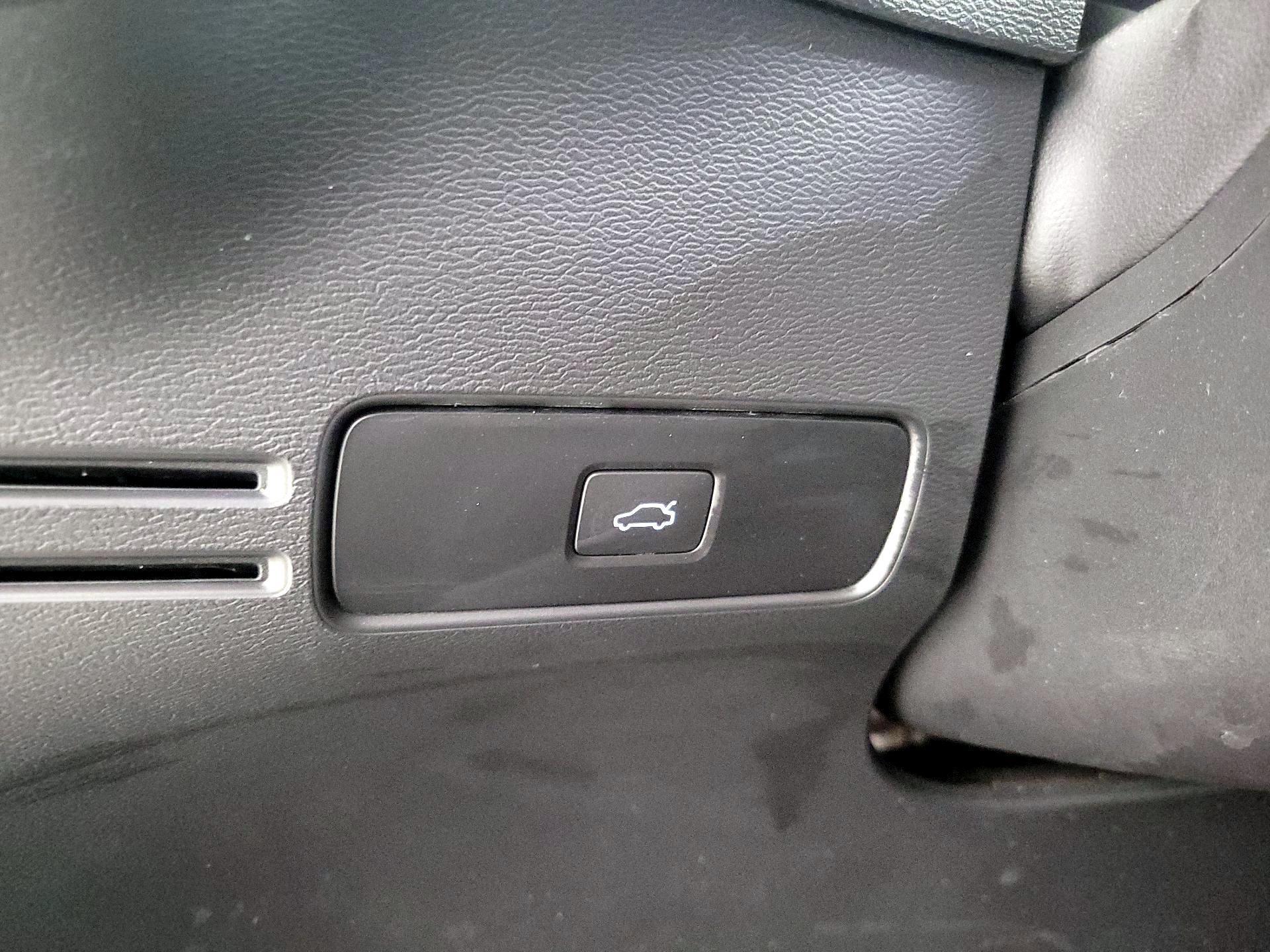 Thumbnail: 2023 Volvo XC40 - 13