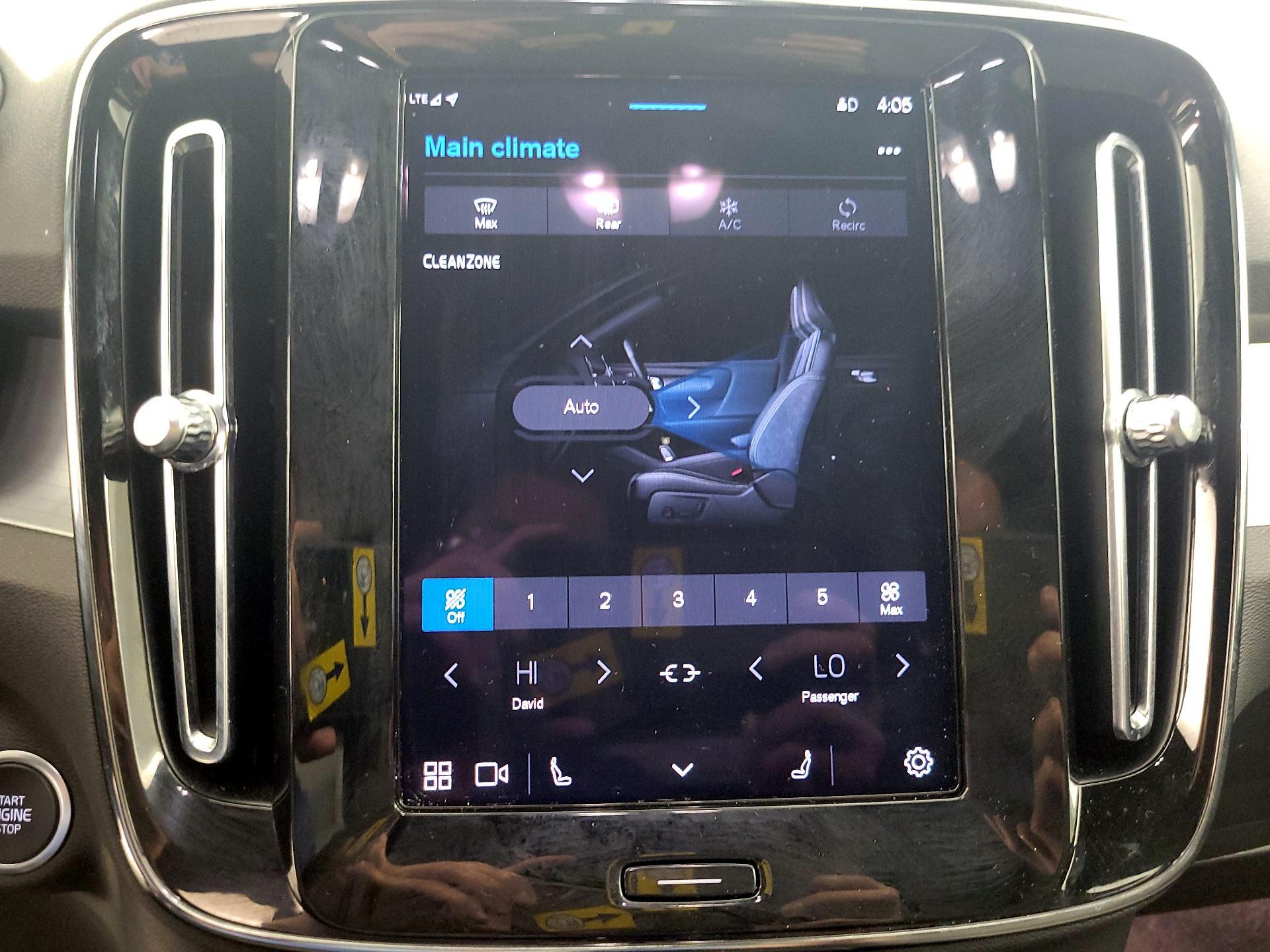 Thumbnail: 2023 Volvo XC40 - 17