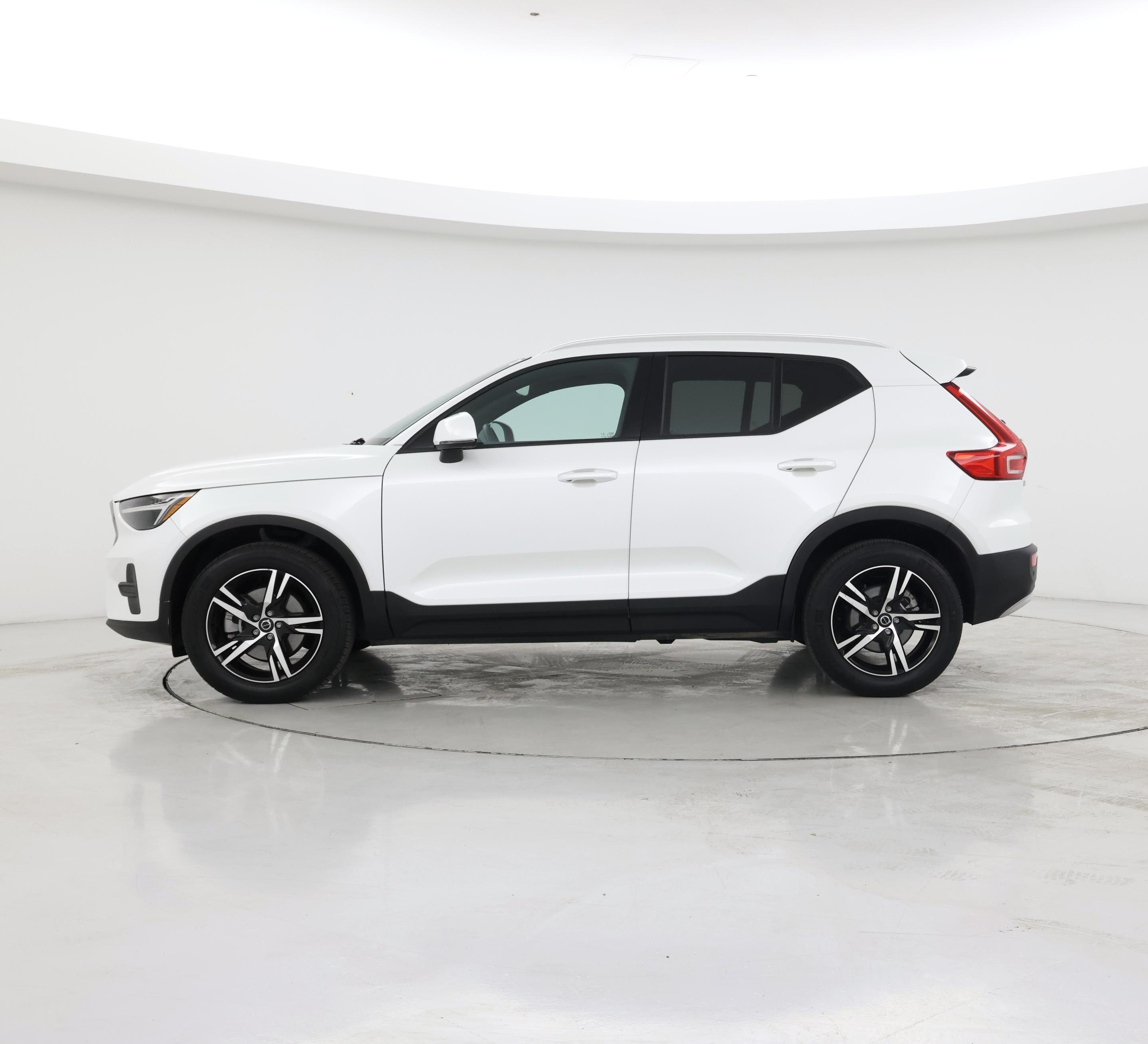 Thumbnail: 2023 Volvo XC40 - 3