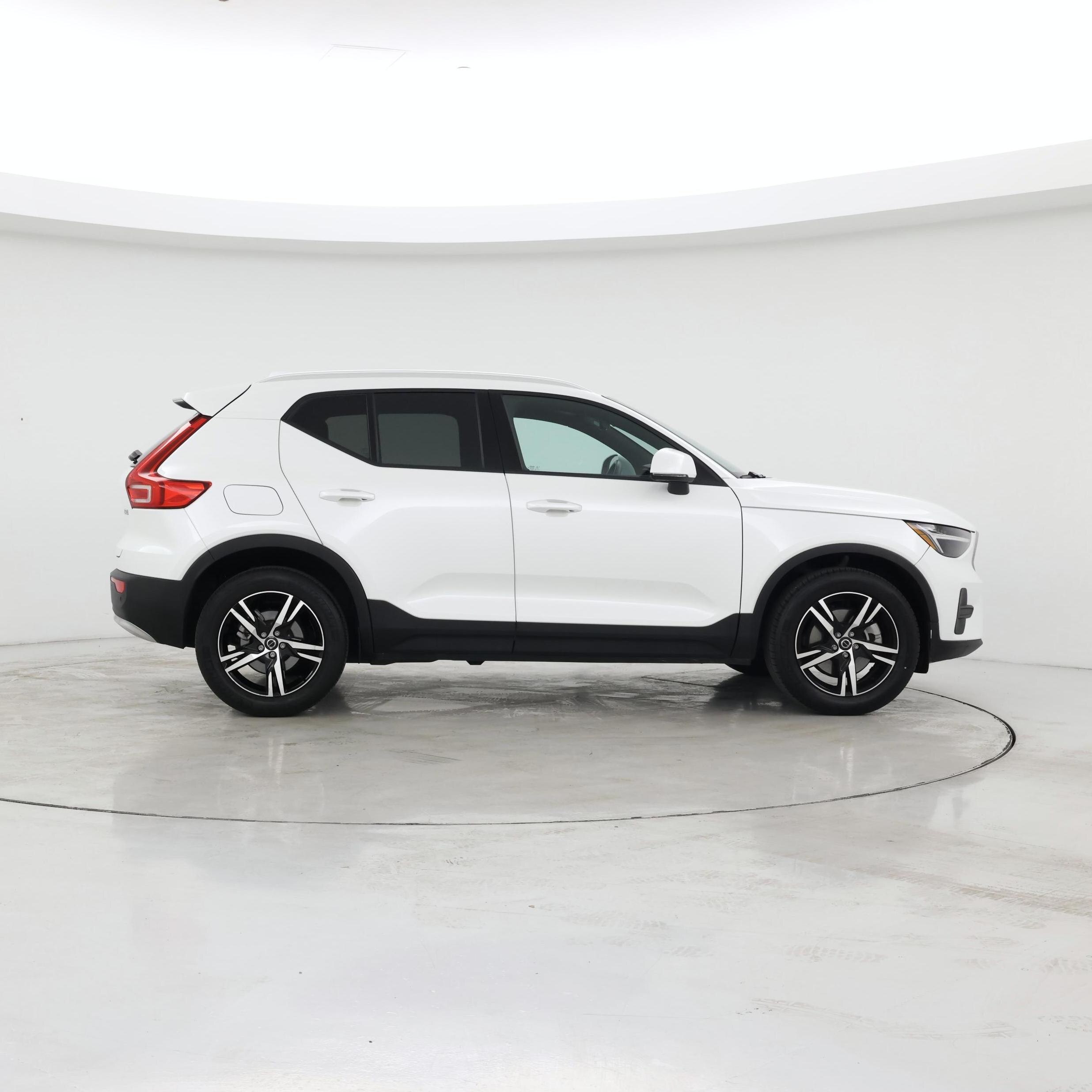 Thumbnail: 2023 Volvo XC40 - 7