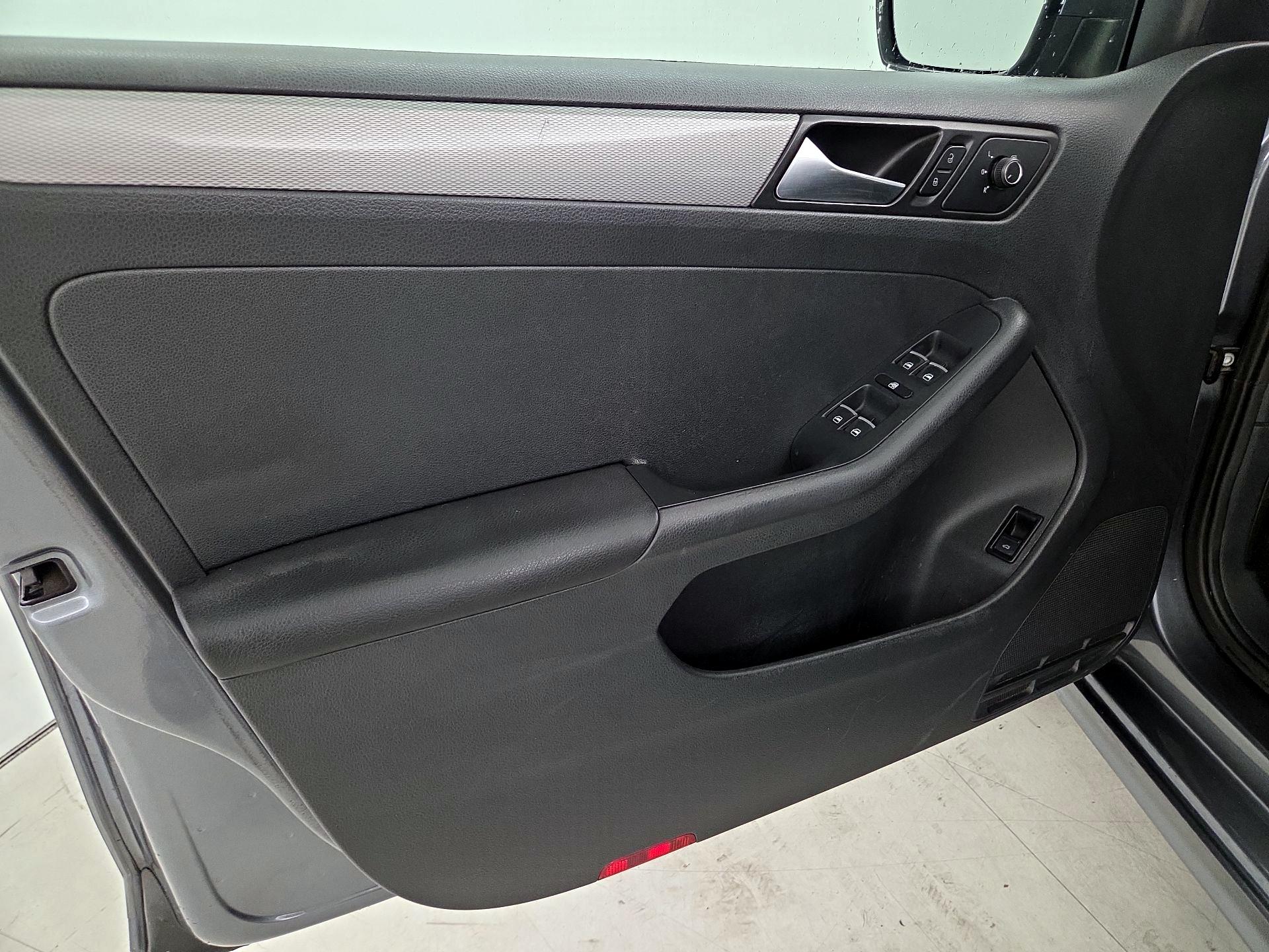 Thumbnail: 2015 Volkswagen Jetta - 12