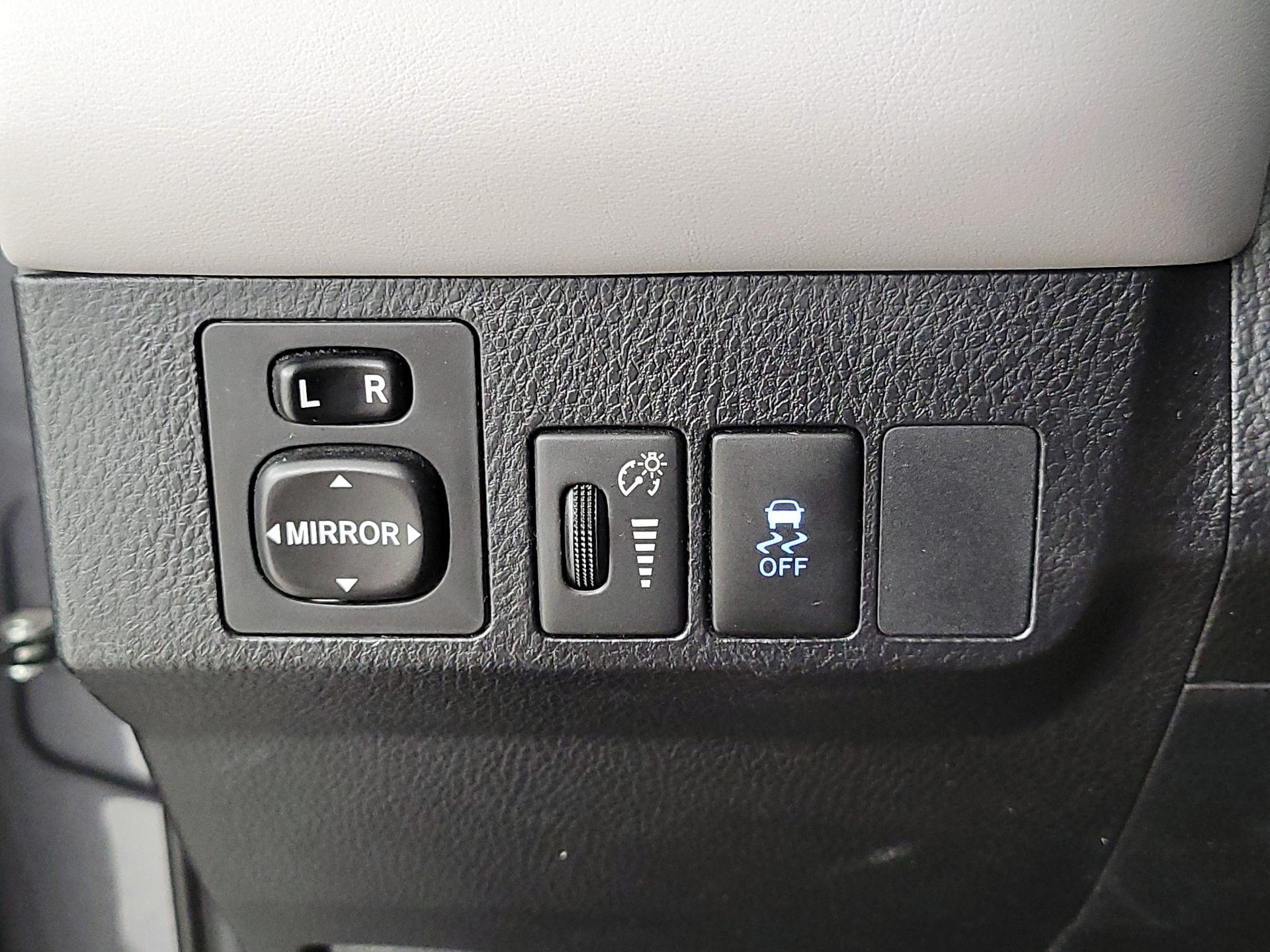 Thumbnail: 2015 Toyota RAV4 - 13