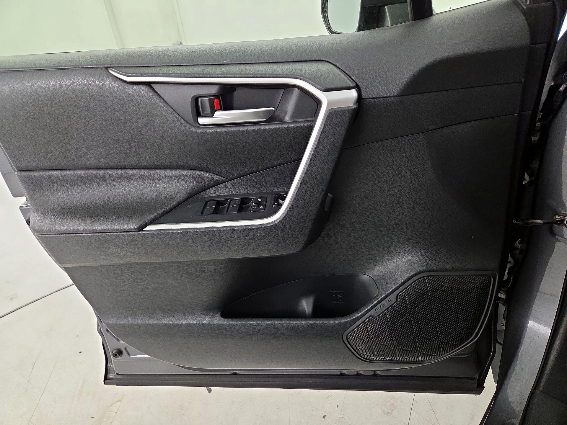 Thumbnail: 2019 Toyota RAV4 - 12