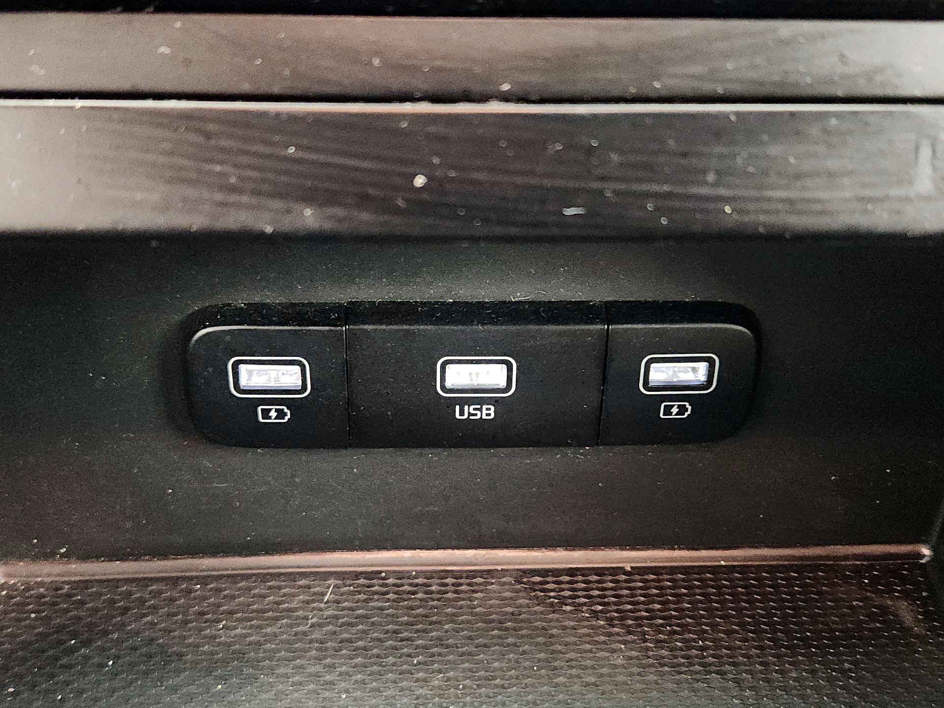 Thumbnail: 2023 Kia Carnival - 18