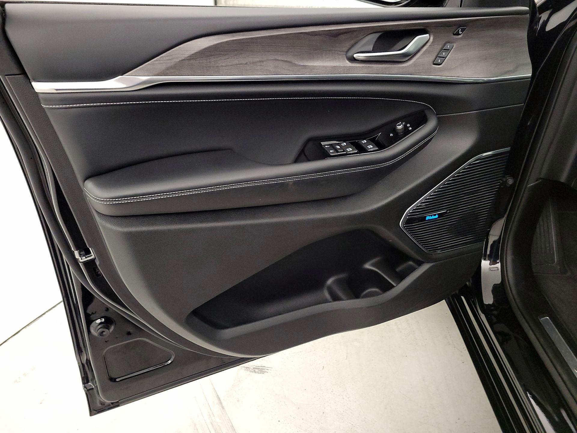 Thumbnail: 2022 Jeep Grand Cherokee - 12