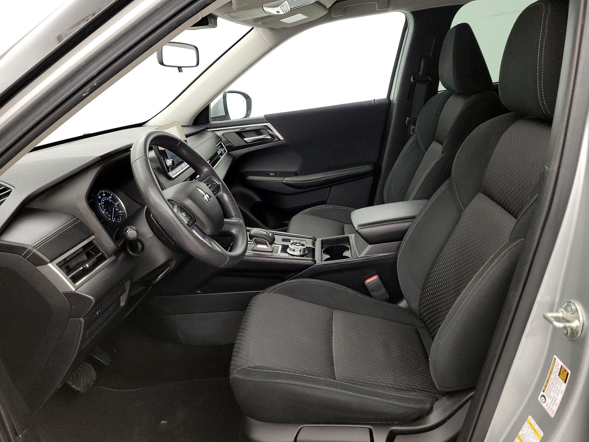 Thumbnail: 2022 Mitsubishi Outlander - 11