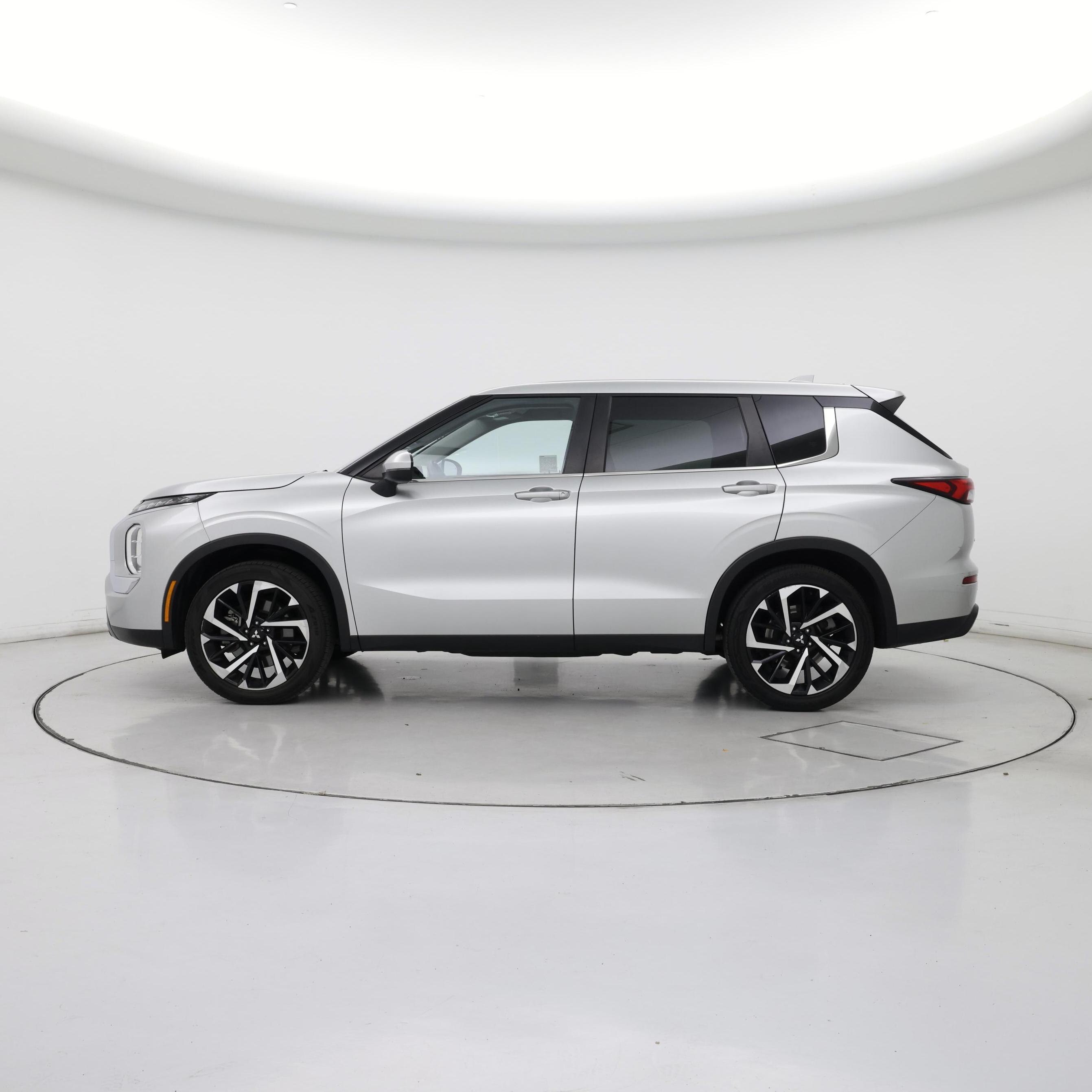 Thumbnail: 2022 Mitsubishi Outlander - 3