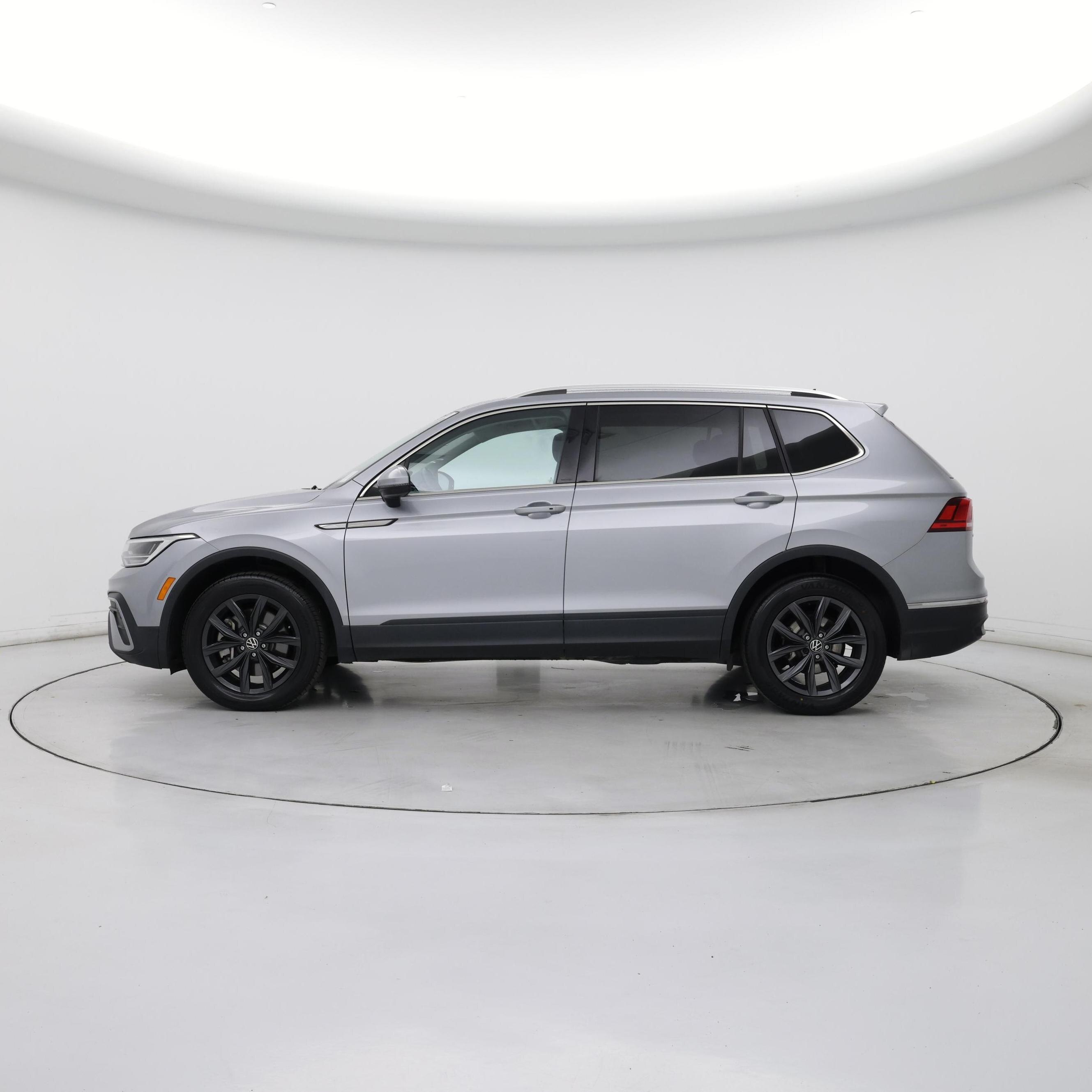 Thumbnail: 2022 Volkswagen Tiguan - 3