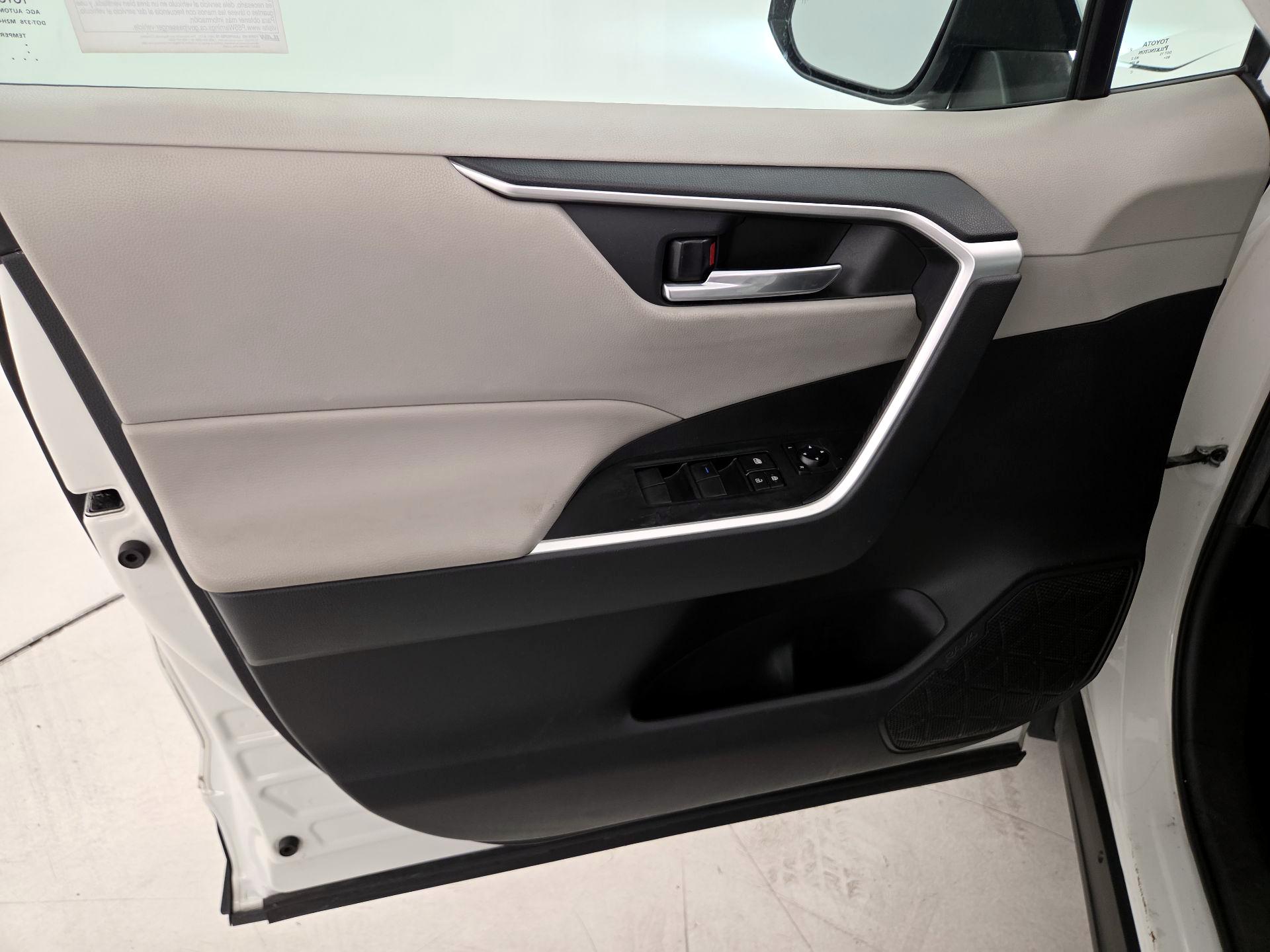 Thumbnail: 2019 Toyota RAV4 - 12