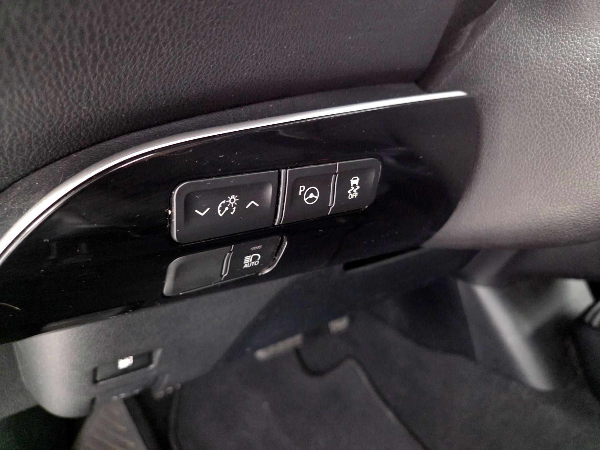 Thumbnail: 2021 Toyota Prius - 13