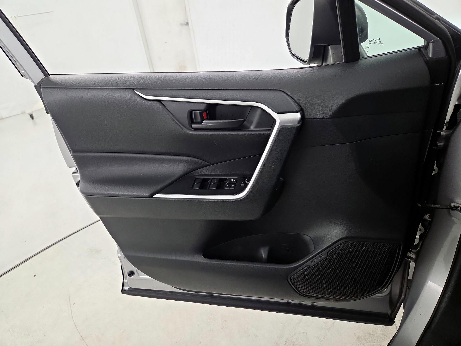 Thumbnail: 2020 Toyota RAV4 - 12