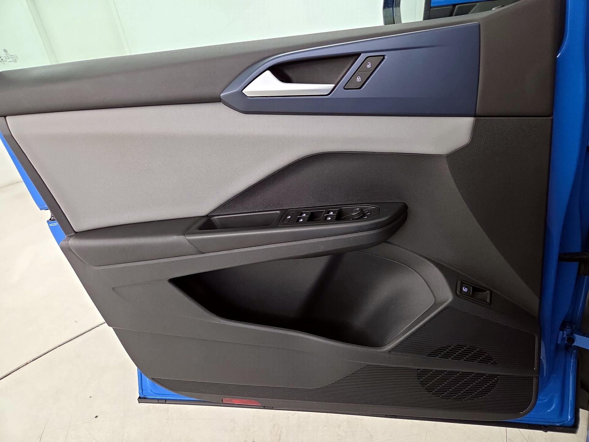 Thumbnail: 2022 Volkswagen Taos - 12