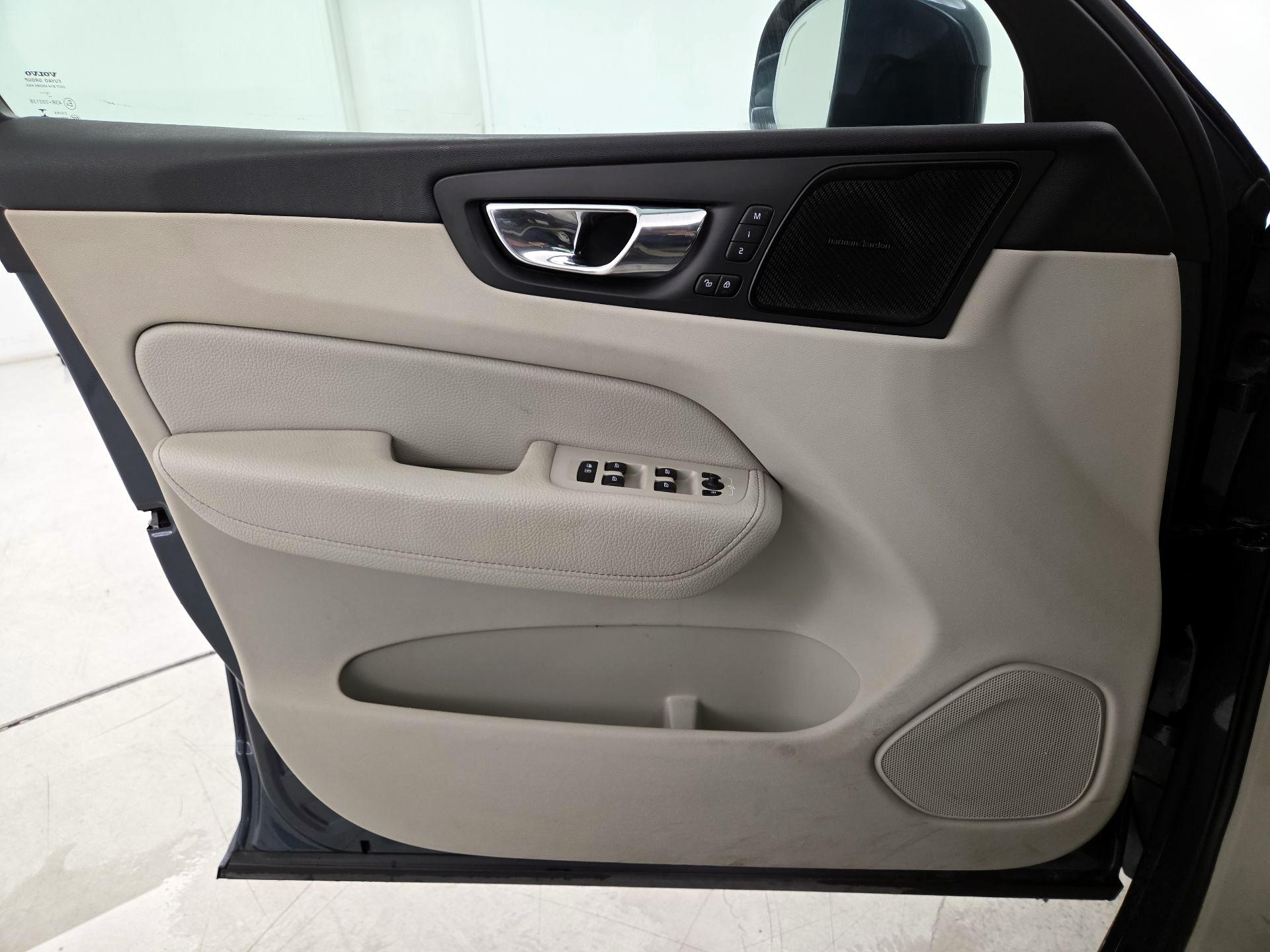 Thumbnail: 2019 Volvo XC60 - 12