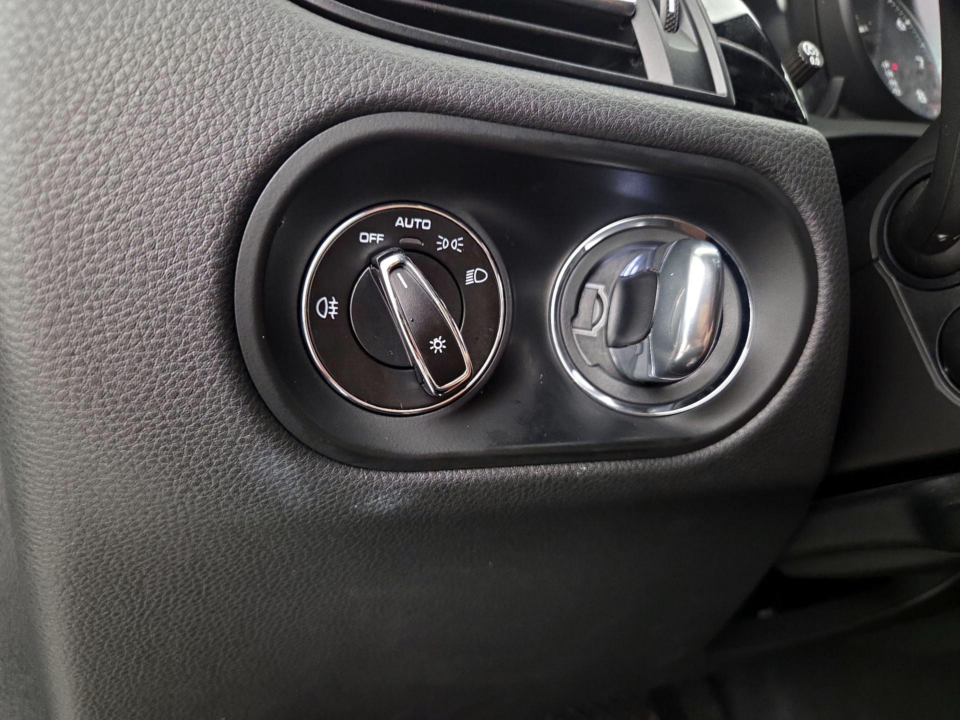 Thumbnail: 2023 Porsche Macan - 13