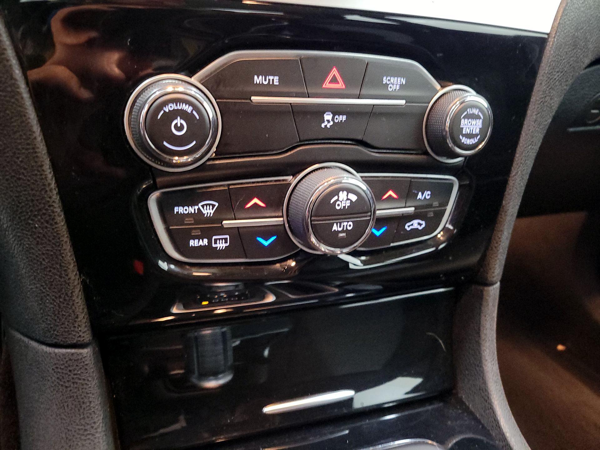 Thumbnail: 2023 Chrysler 300 - 16