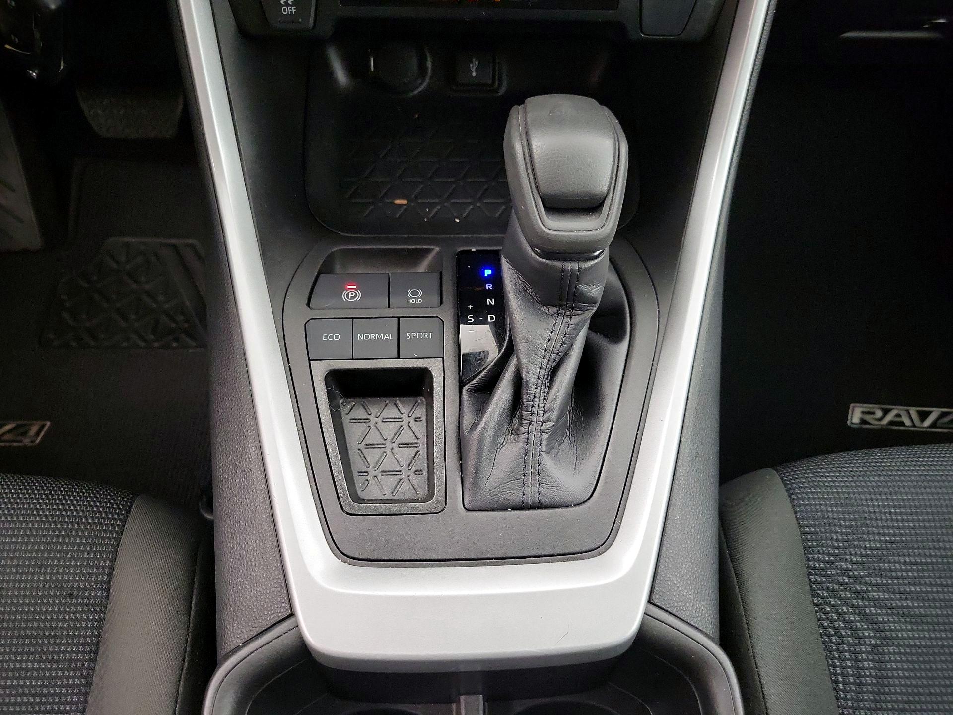 Thumbnail: 2022 Toyota RAV4 - 17