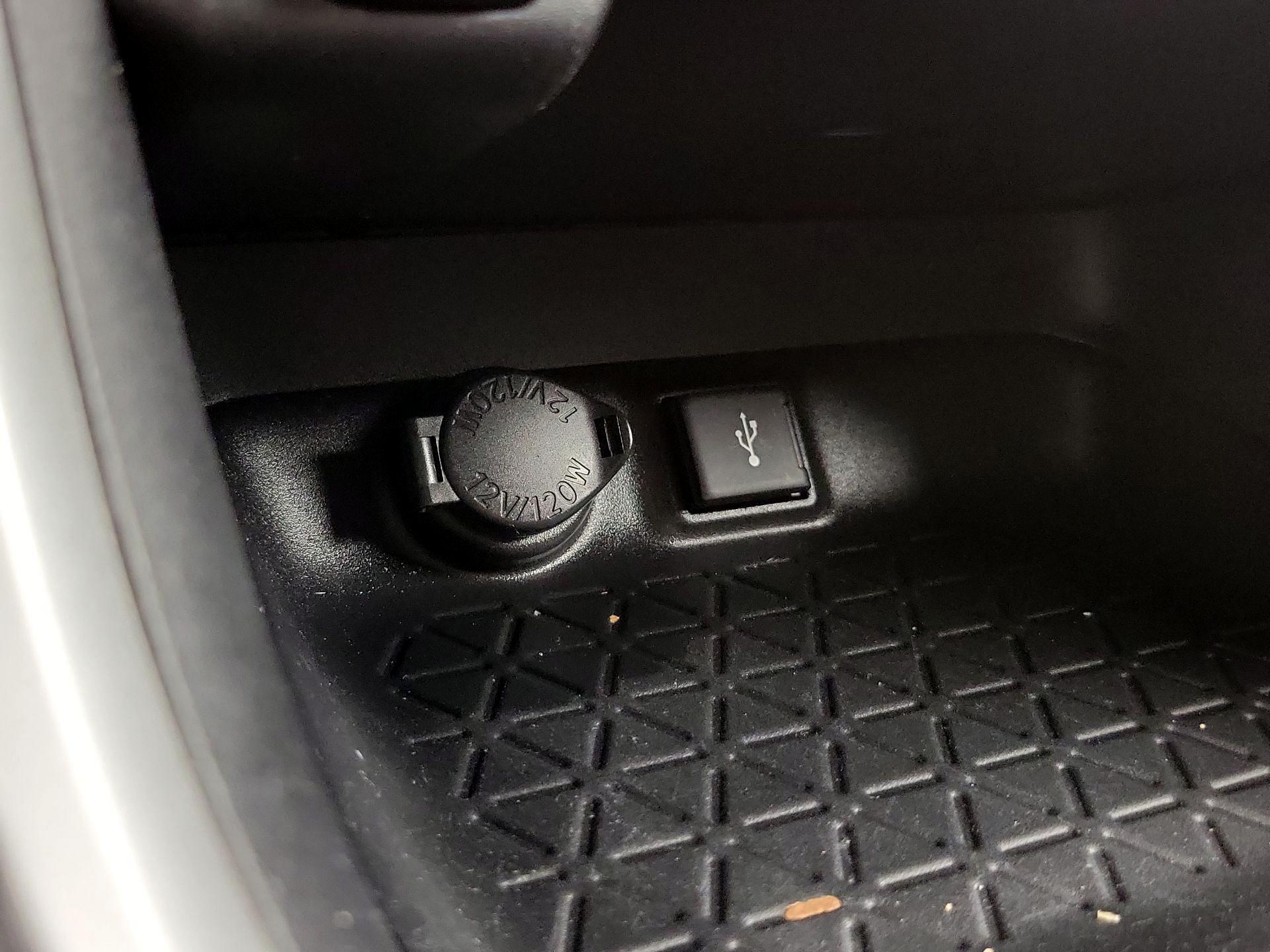 Thumbnail: 2022 Toyota RAV4 - 18