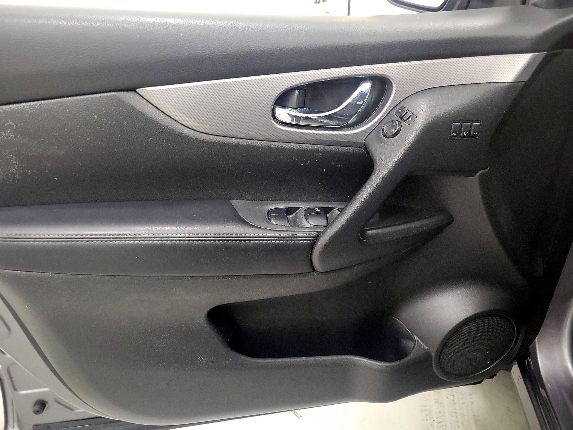 Thumbnail: 2020 Nissan Rogue Sport - 12