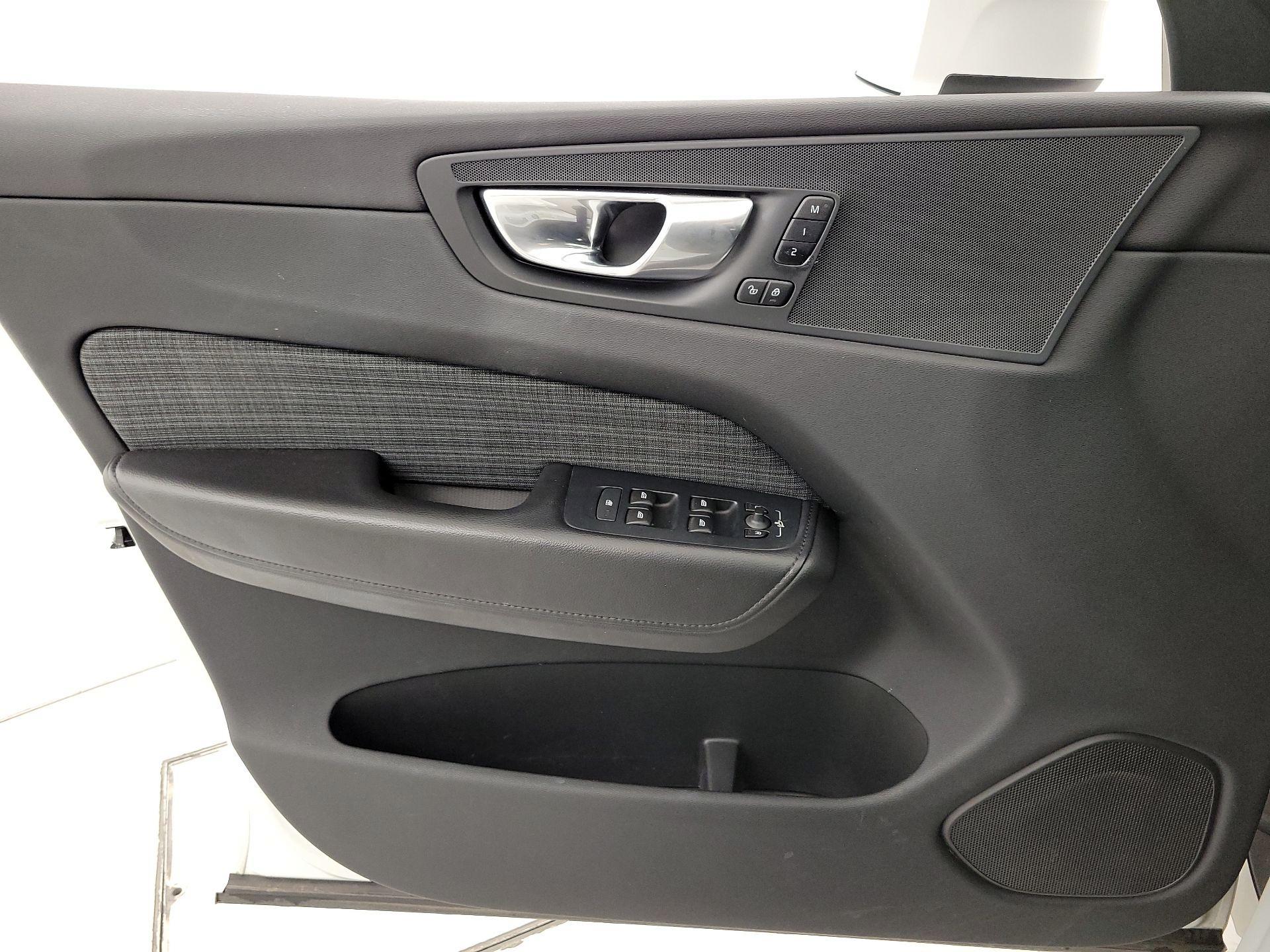 Thumbnail: 2023 Volvo XC60 - 12