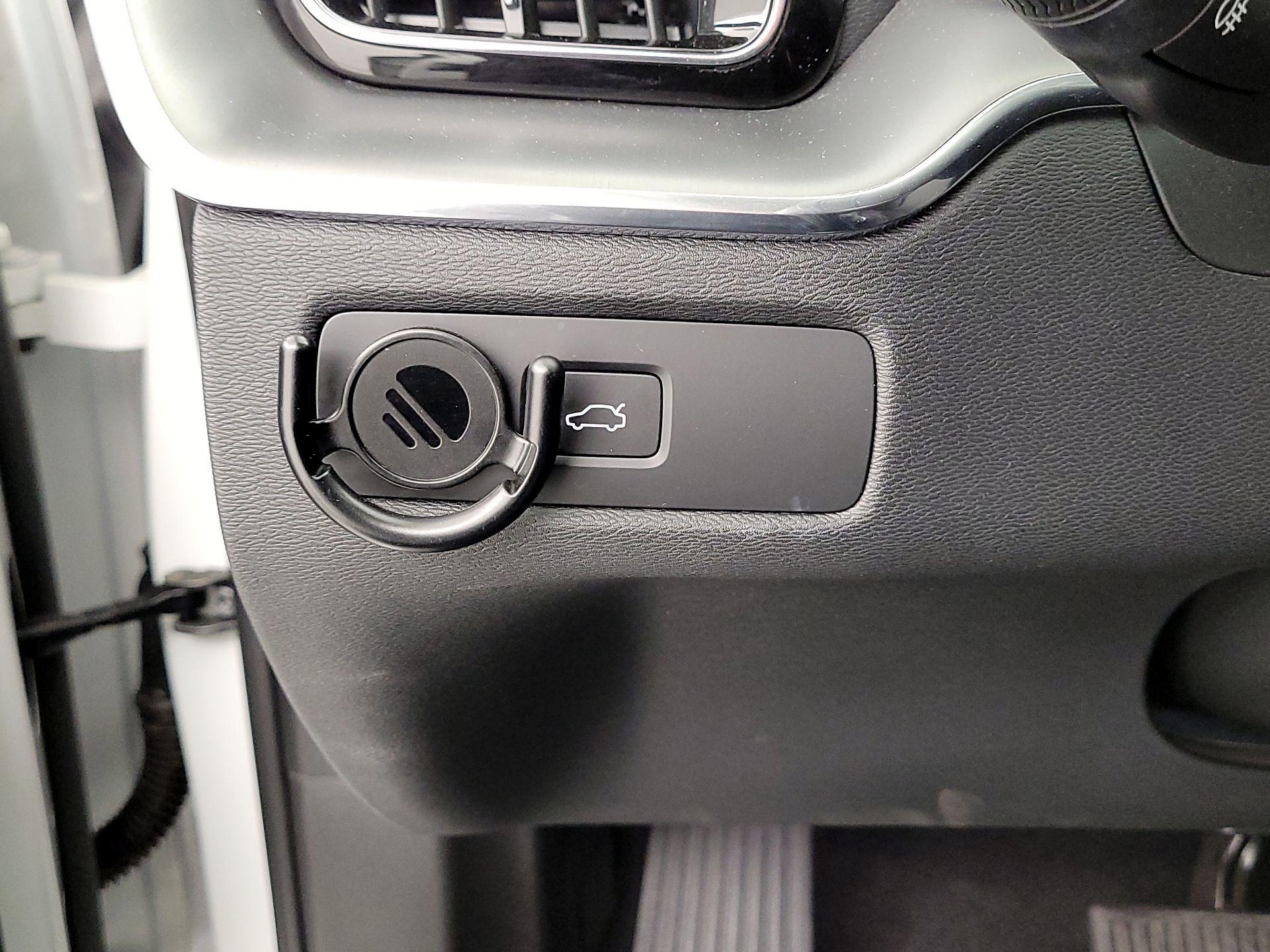 Thumbnail: 2023 Volvo XC60 - 13