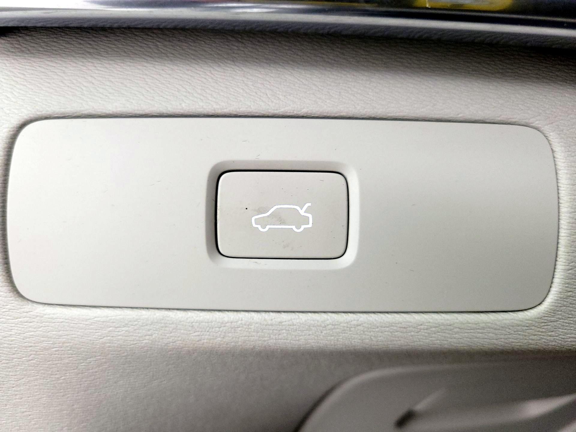 Thumbnail: 2023 Volvo XC90 - 13