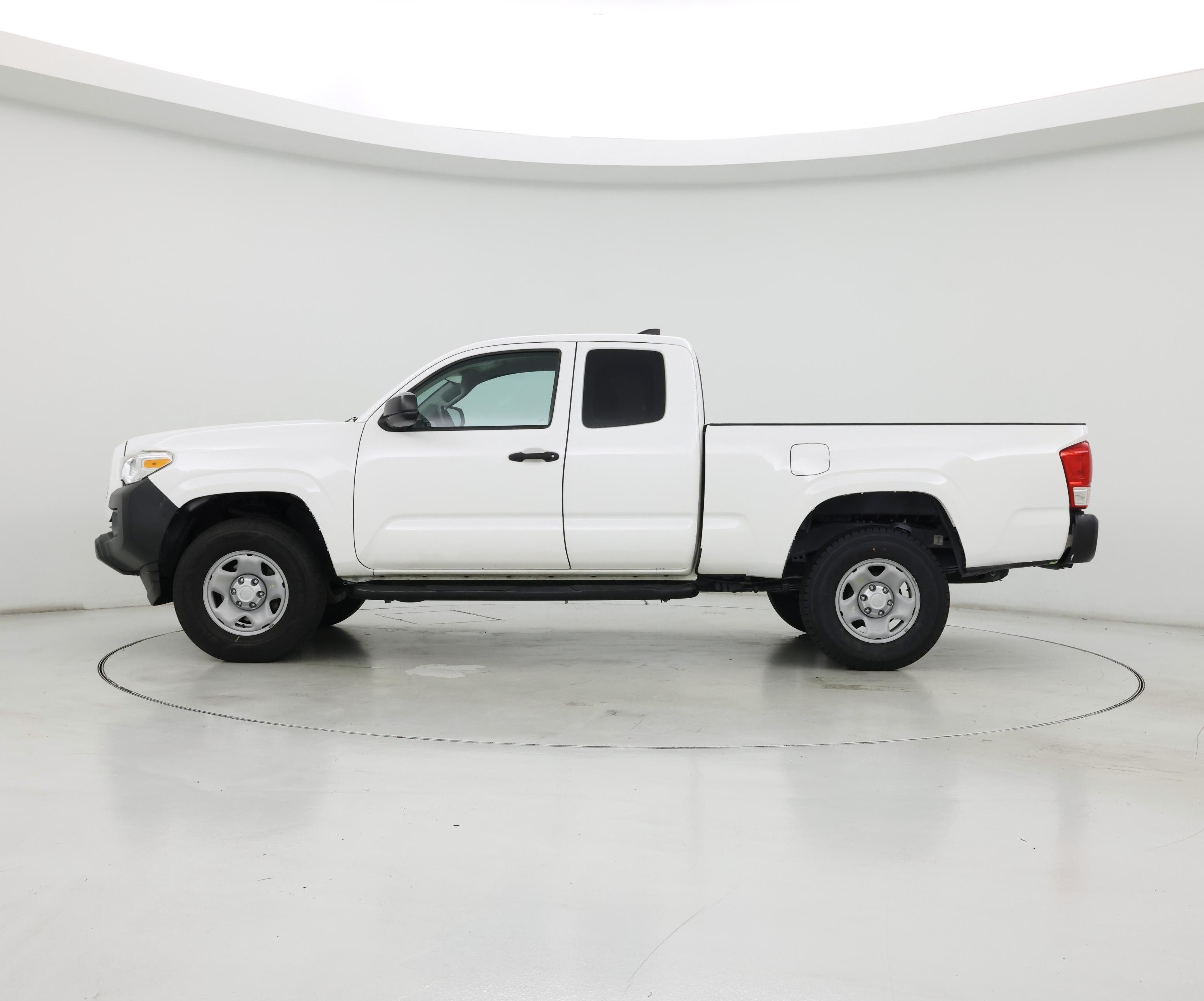 Thumbnail: 2017 Toyota Tacoma - 3