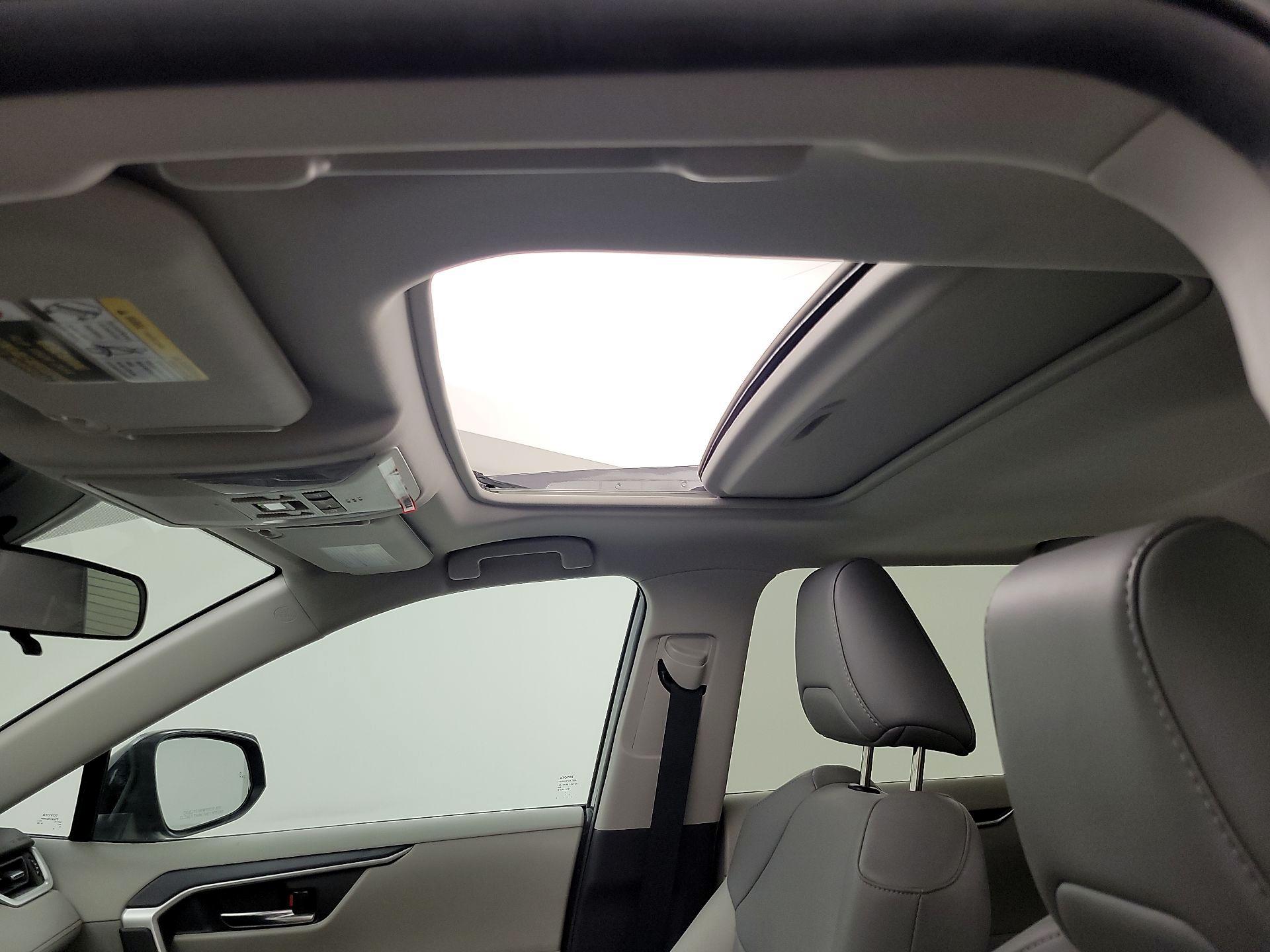 Thumbnail: 2022 Toyota RAV4 - 19