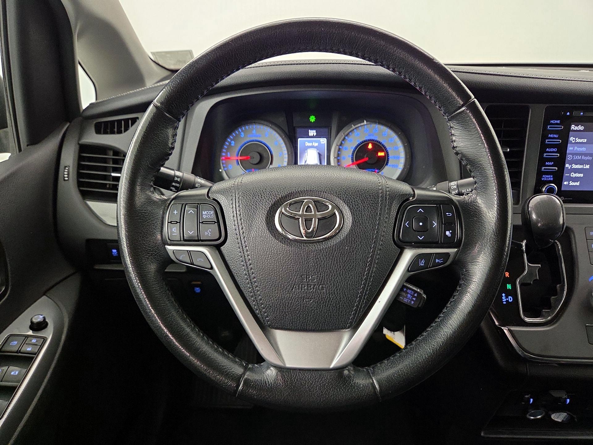 Thumbnail: 2019 Toyota Sienna - 10