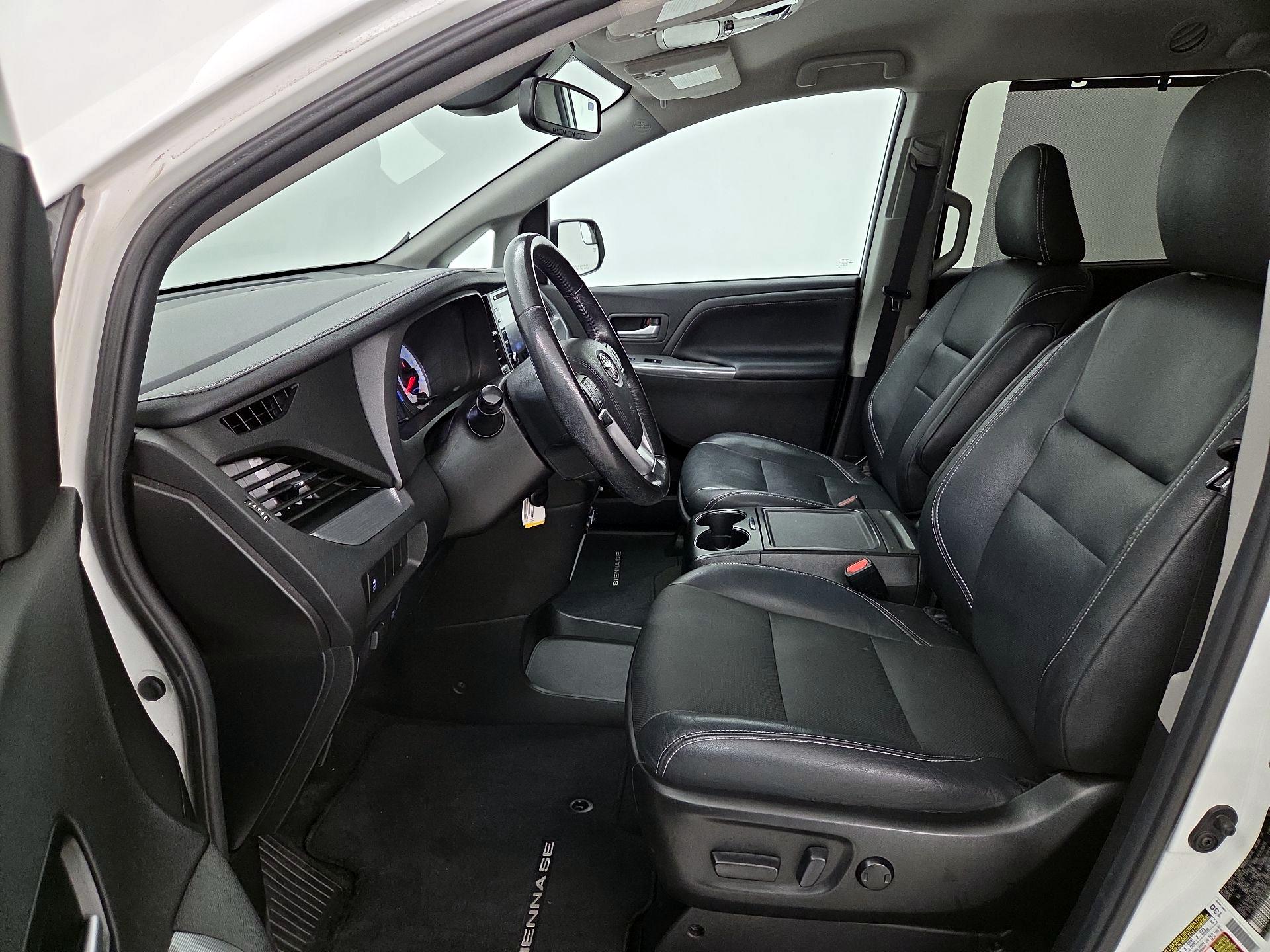 Thumbnail: 2019 Toyota Sienna - 11