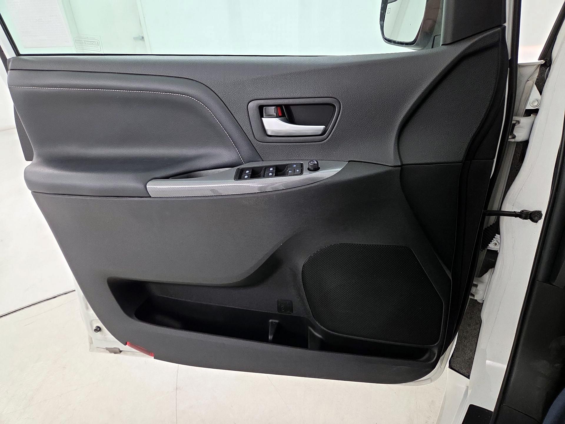 Thumbnail: 2019 Toyota Sienna - 12