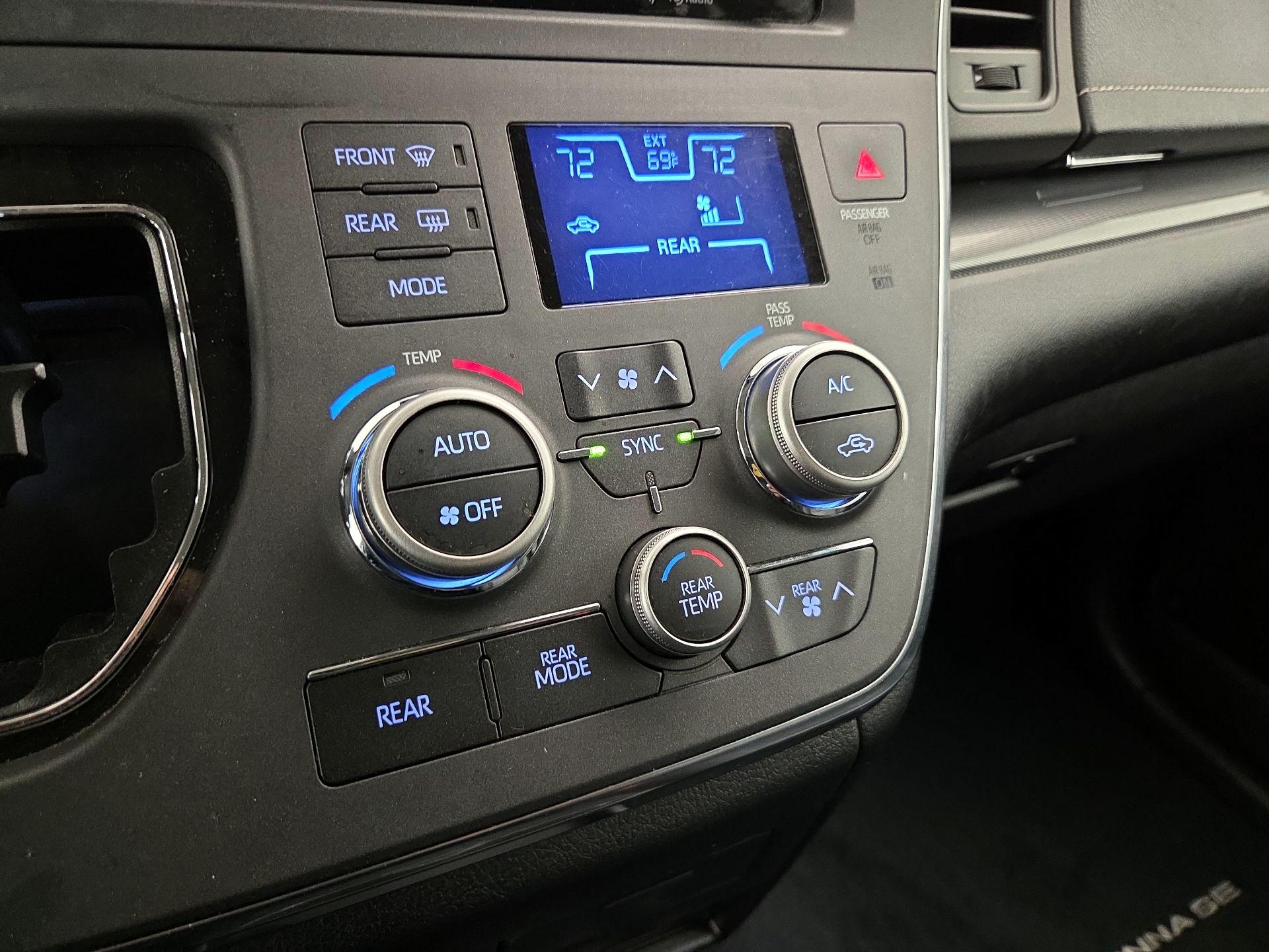 Thumbnail: 2019 Toyota Sienna - 16