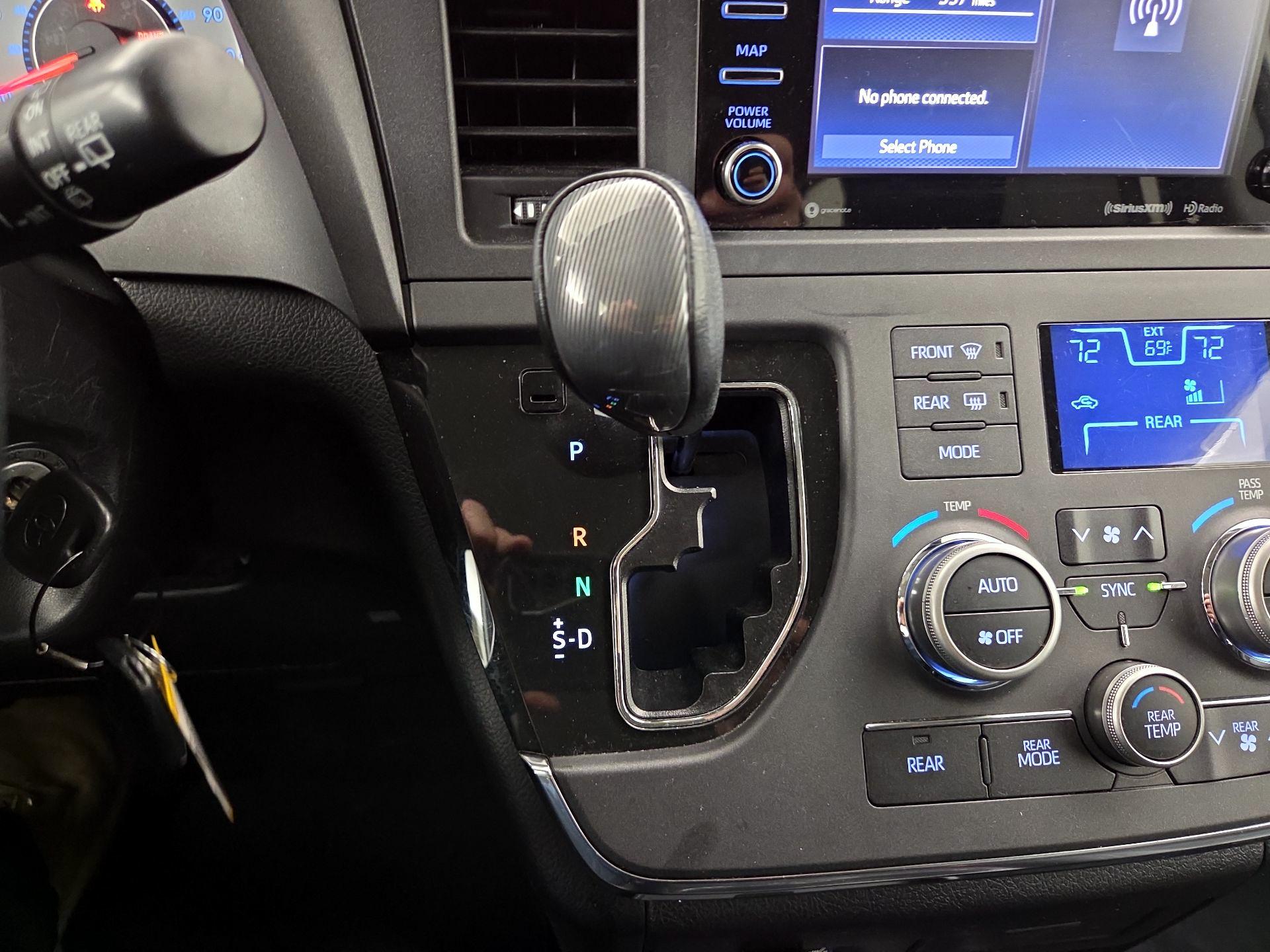 Thumbnail: 2019 Toyota Sienna - 17